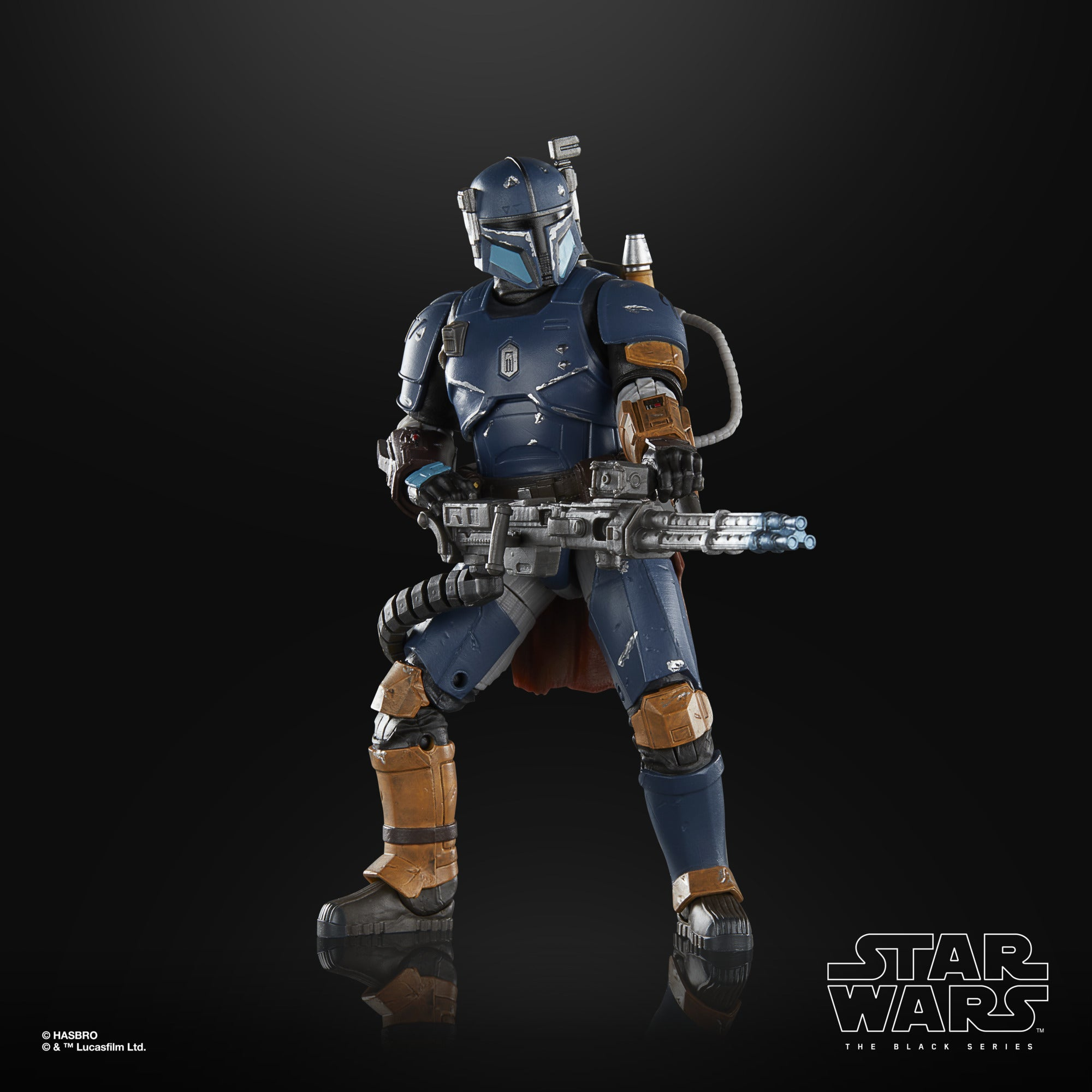 Un personaggio d'azione di Star Wars, armatura blu, che tiene una grande pistola. Accenti arancioni sull'armatura. Sfondo nero.