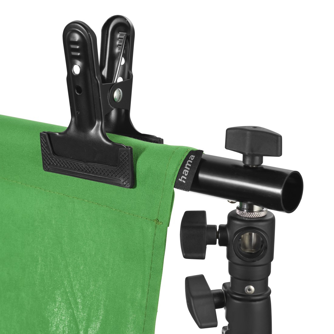 Un green screen tenuto da morsetti neri e un supporto nero. Il marchio 'hama' è visibile sul tessuto verde.