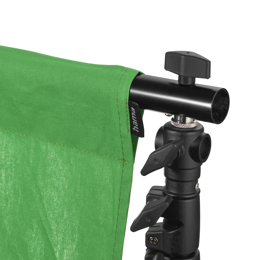 Un green screen è attaccato a un supporto in metallo nero. La parola 'hama' è visibile sul bordo del green screen. C'è una manopola nera in alto.