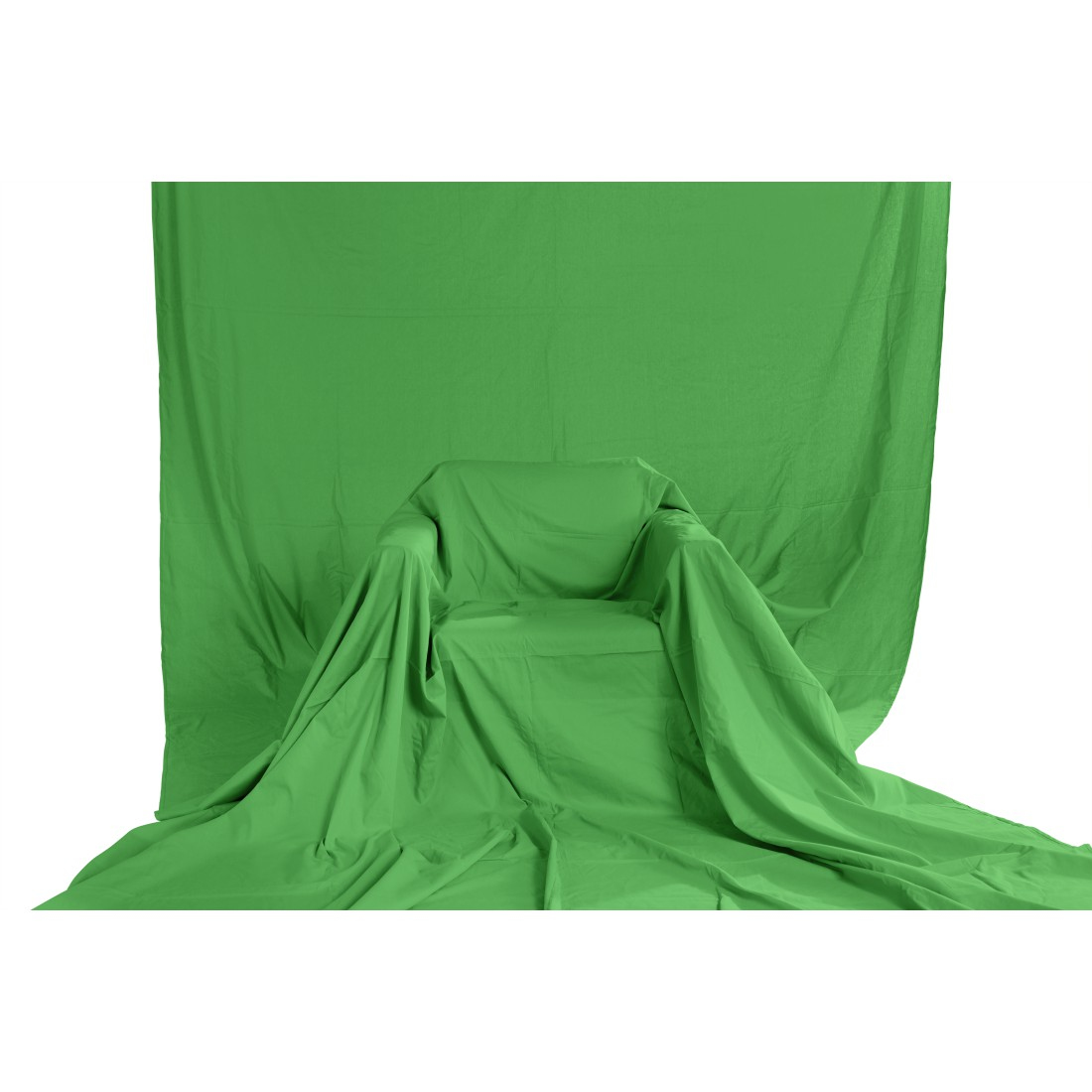 Una sedia verde è coperta da un telo verde, contro uno sfondo verde, il tutto su una superficie bianca.
