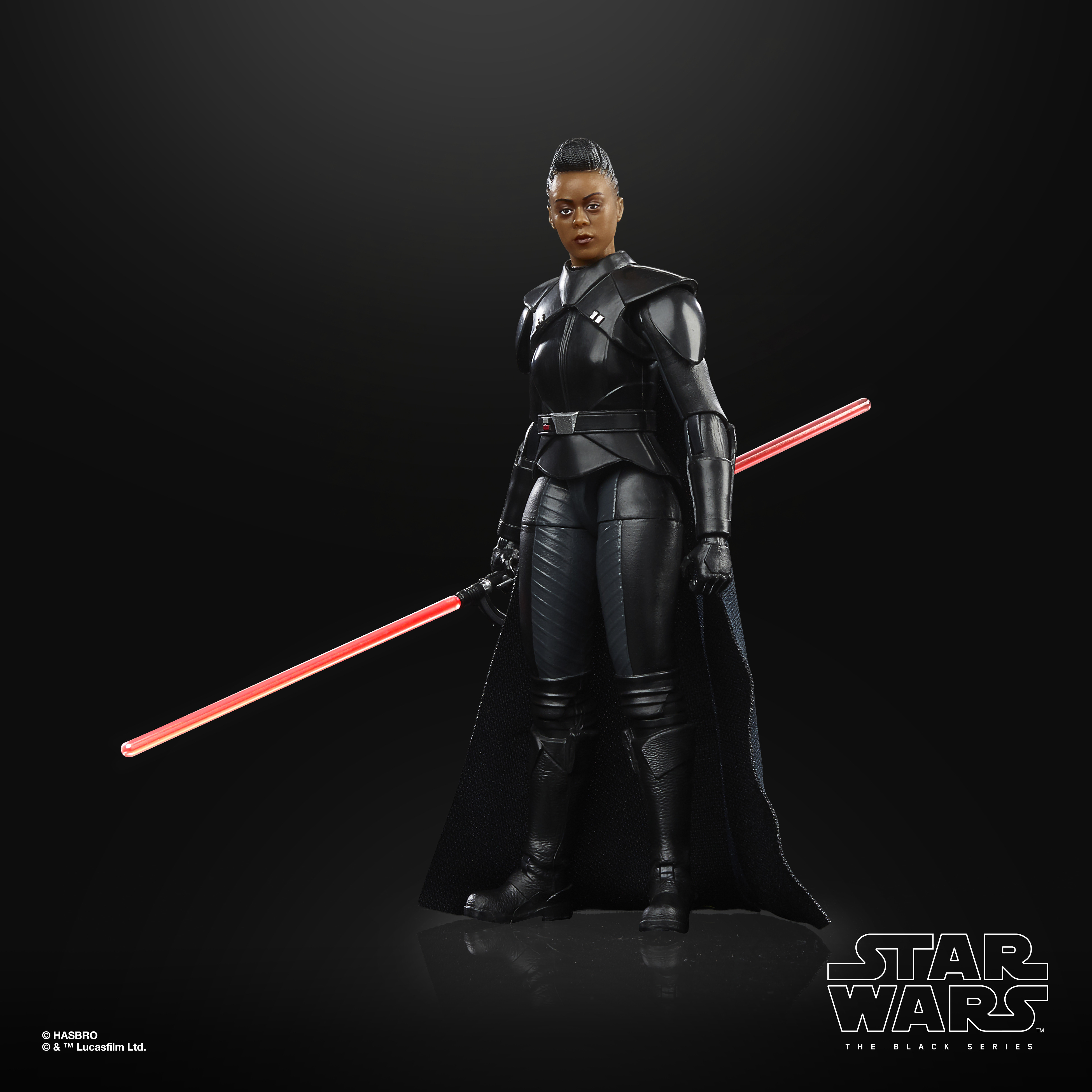Figurka z Gwiezdnych Wojen w czarnym stroju z czerwonym mieczem świetlnym. Ciemne tło. Widoczne logo Black Series.