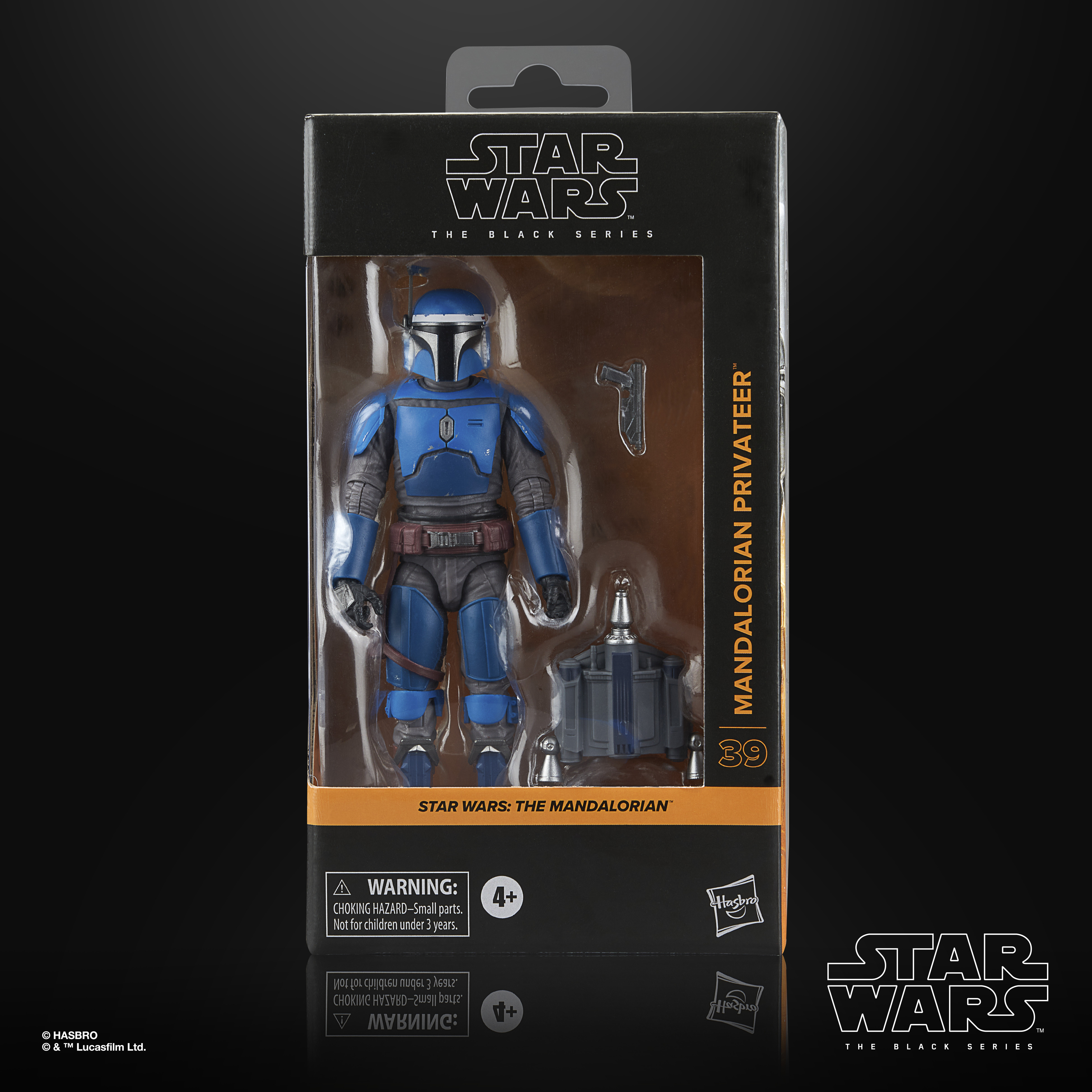 Una figura di Star Wars Mandalorian Privateer in una scatola. Armatura blu, jetpack e blaster sono visibili.