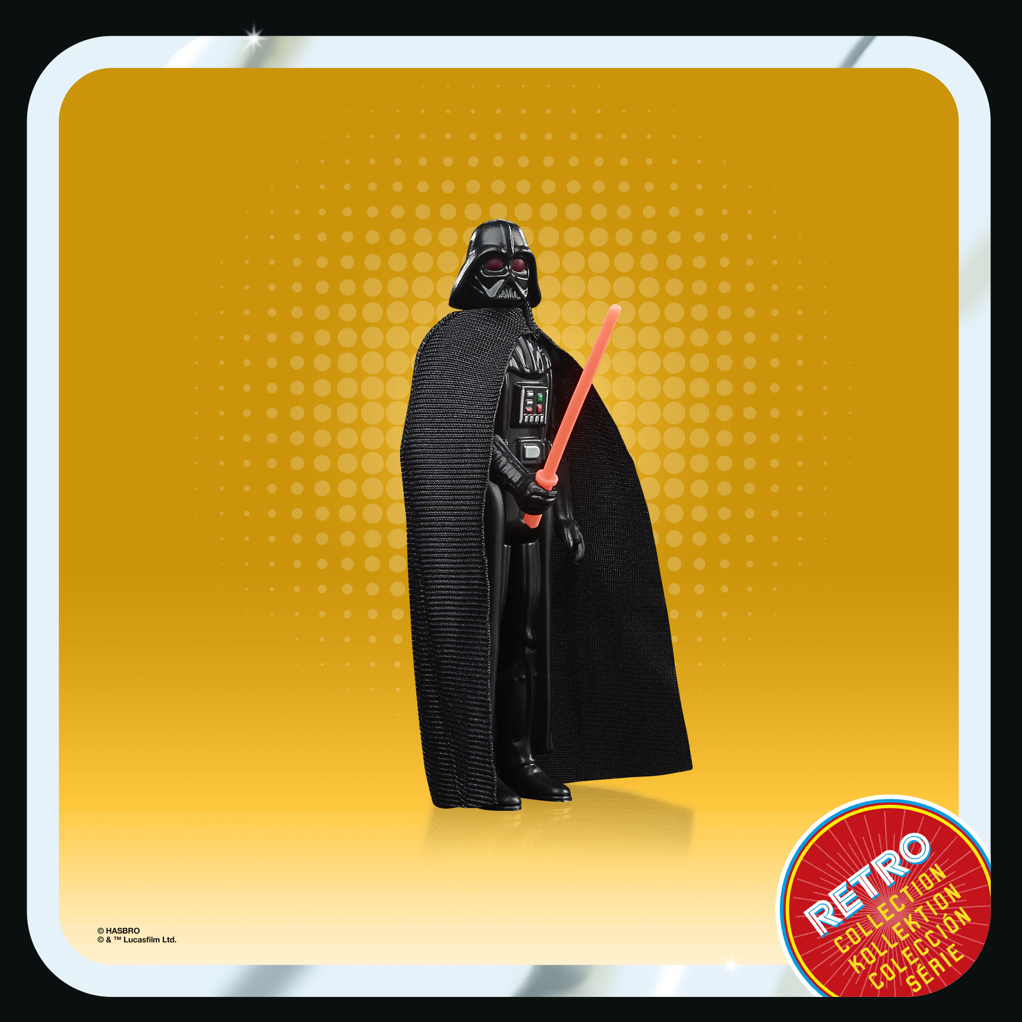 Action figure di Darth Vader con una spada laser rossa, un mantello nero e un elmo su sfondo giallo. Logo retrò nell'angolo.