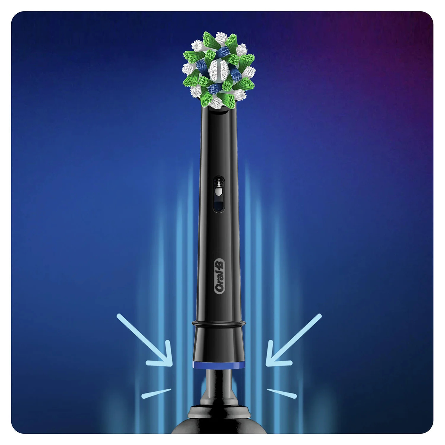 Czarna głowica szczoteczki Oral-B z białym, zielonym i niebieskim włosiem. Strzałki wskazują montaż. Niebieskie i fioletowe tło.