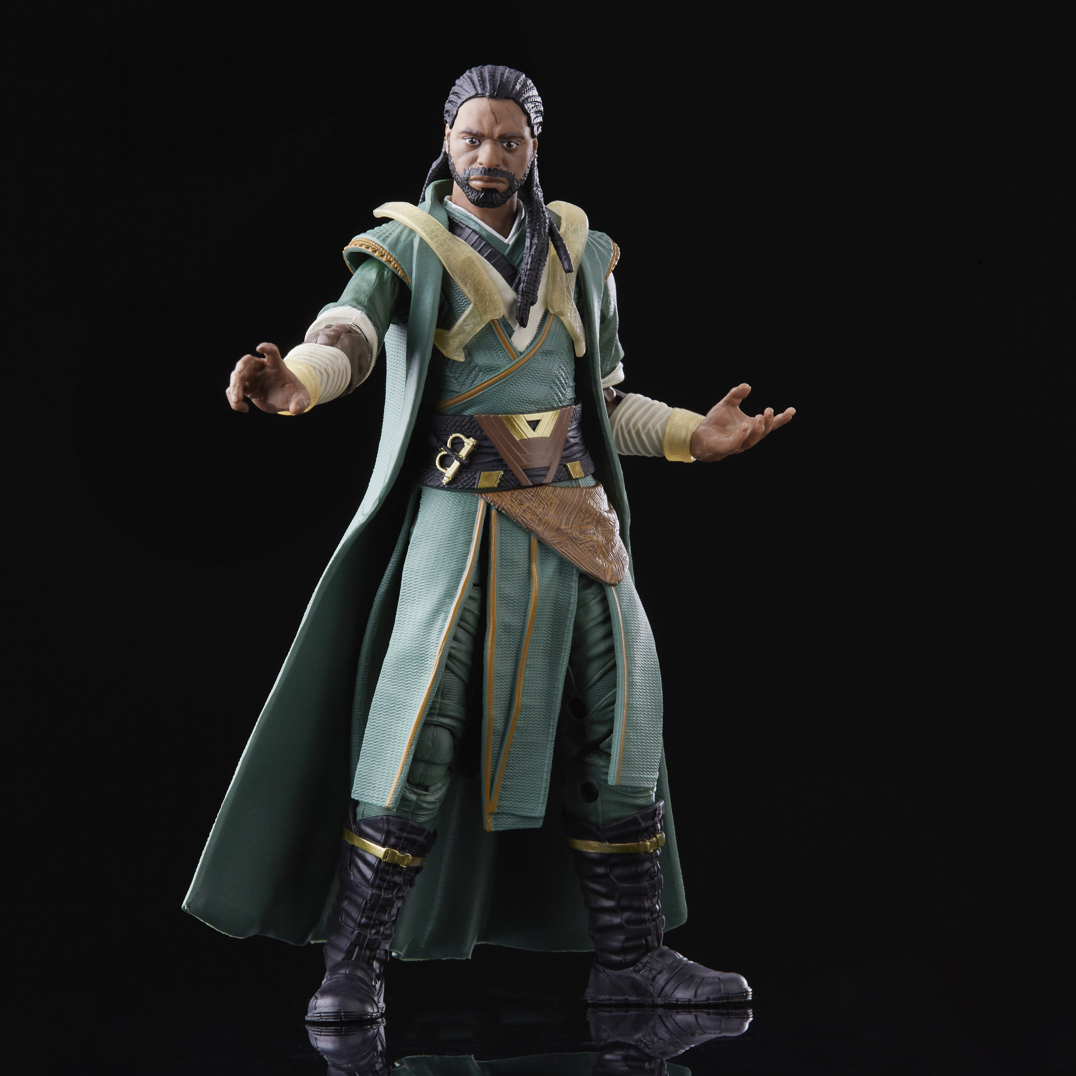 Action figure di un uomo in abito verde, stivali neri e lunghe trecce, su sfondo nero.
