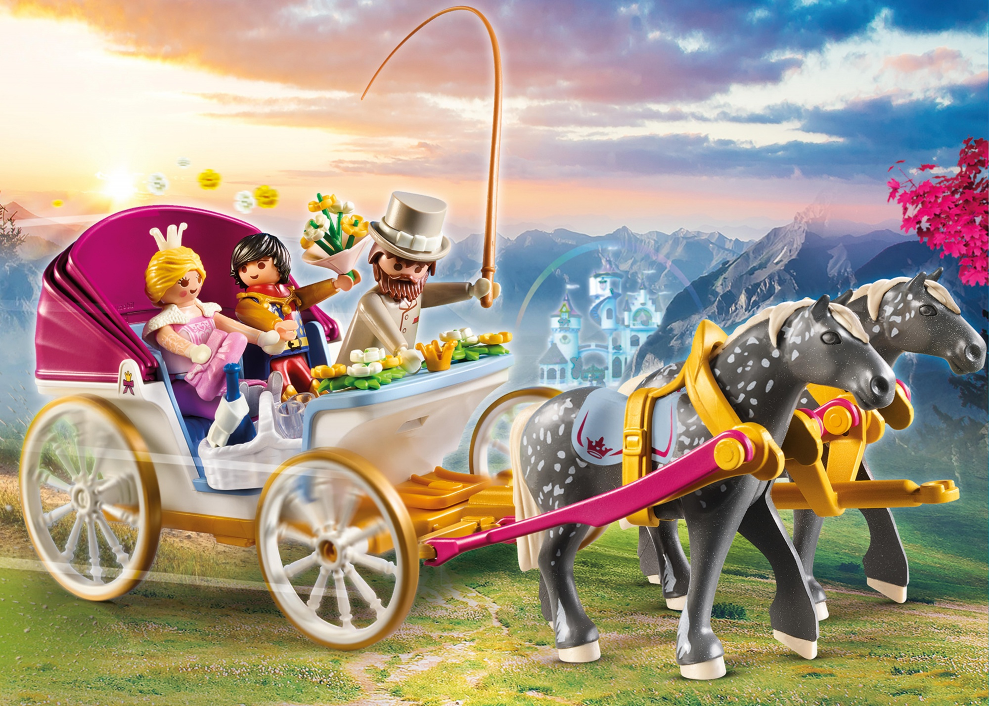 Une calèche jouet tirée par des chevaux avec des personnages. Une princesse, un prince et un conducteur sont dans la calèche. Deux chevaux tirent la calèche.