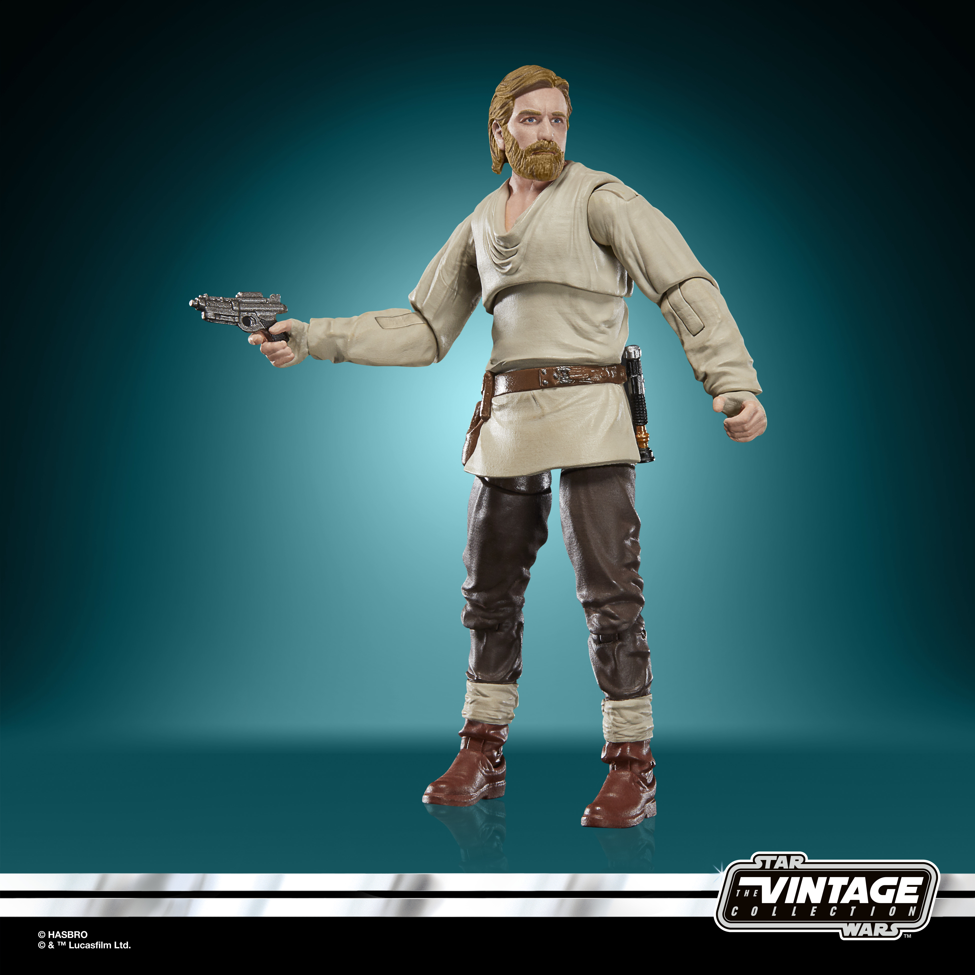 Figura de Obi-Wan Kenobi sosteniendo un bláster. Viste túnica beige, pantalones marrones y botas. Fondo azul.