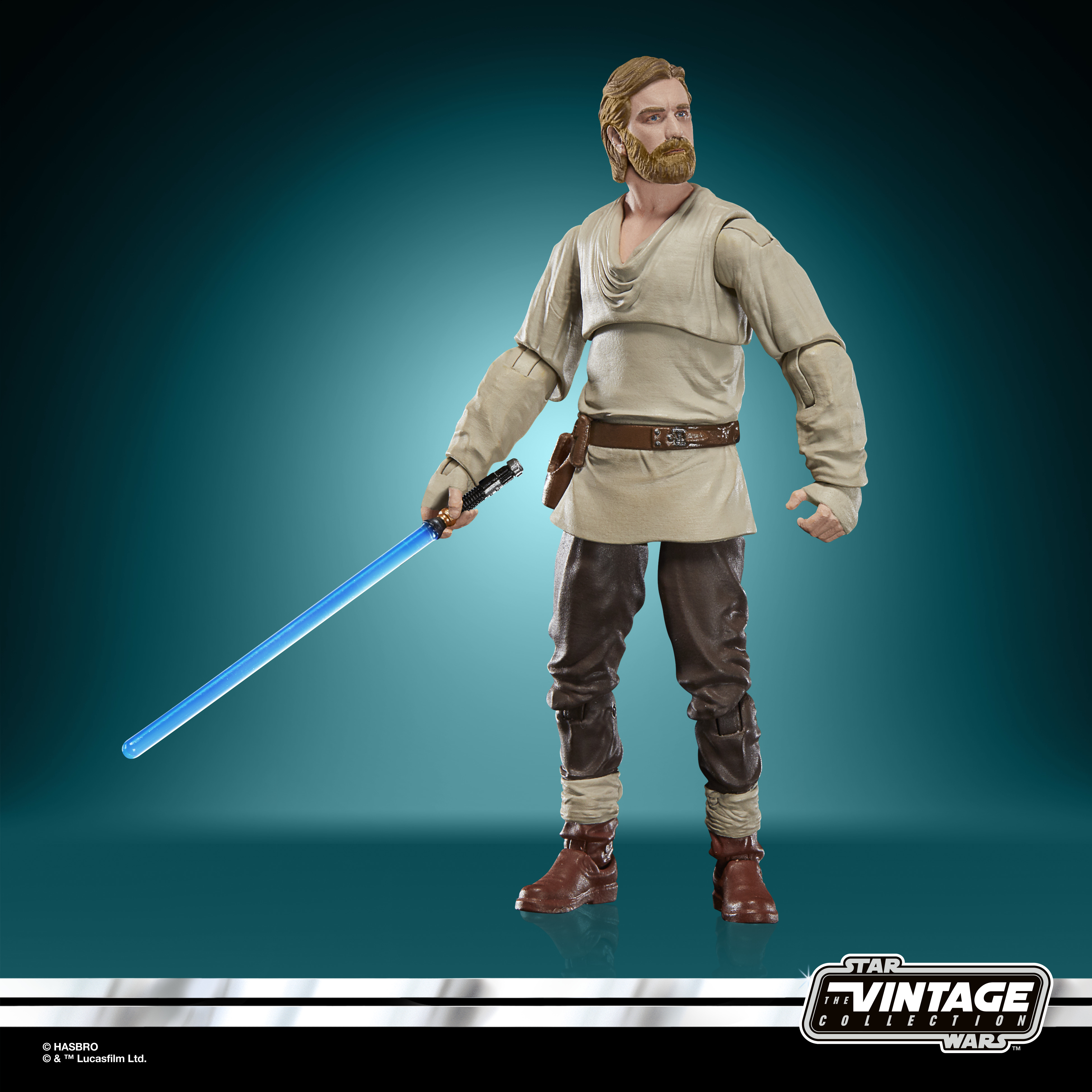 Una figura de Star Wars de Obi-Wan Kenobi con un sable de luz azul, ropa marrón y beige, y botas marrones.