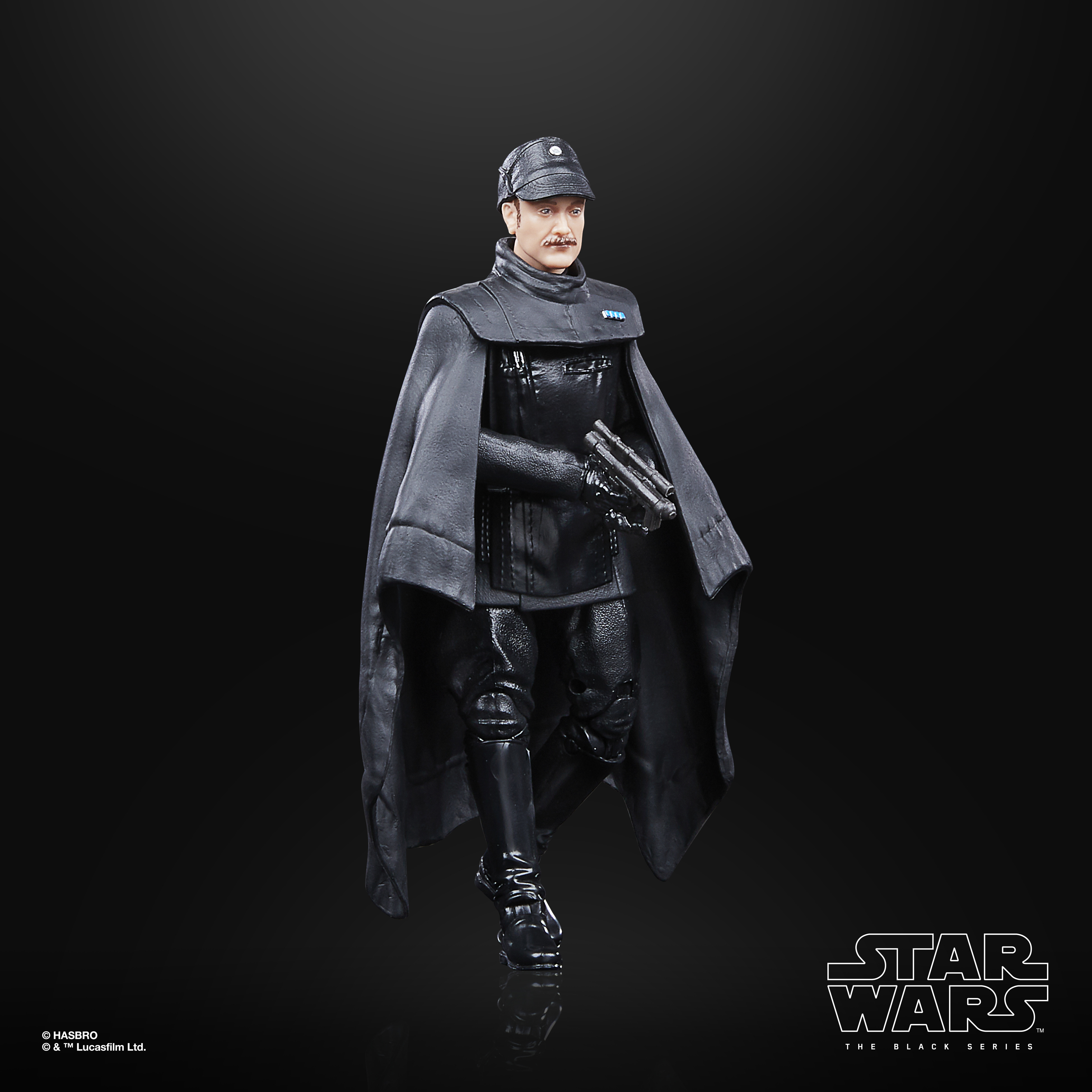 Una figura di Star Wars di un ufficiale imperiale in uniforme nera, berretto e mantello, con un blaster, su sfondo nero.