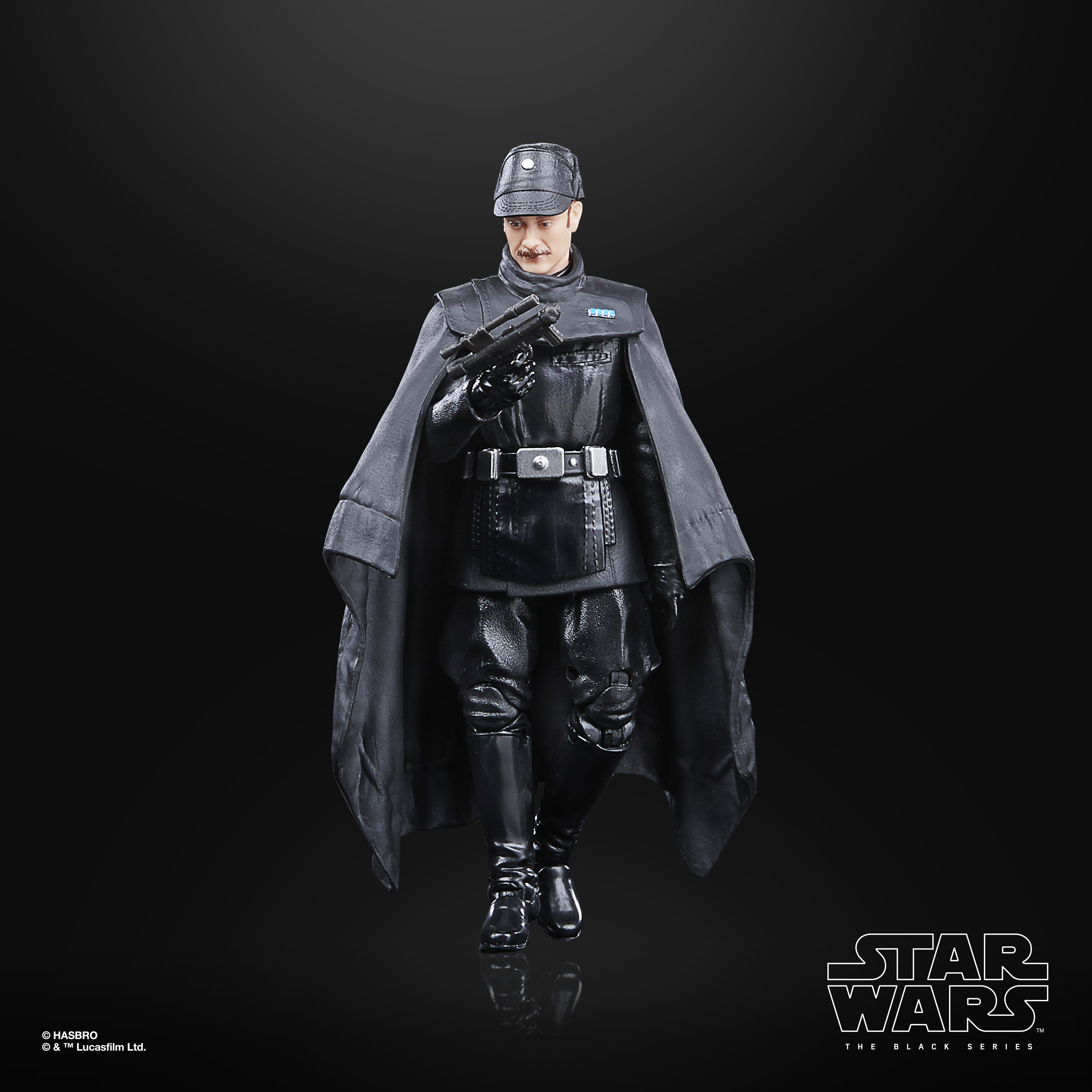 Una figura di Star Wars di un ufficiale in uniforme nera, che tiene un blaster, su sfondo nero. Logo Star Wars in basso.