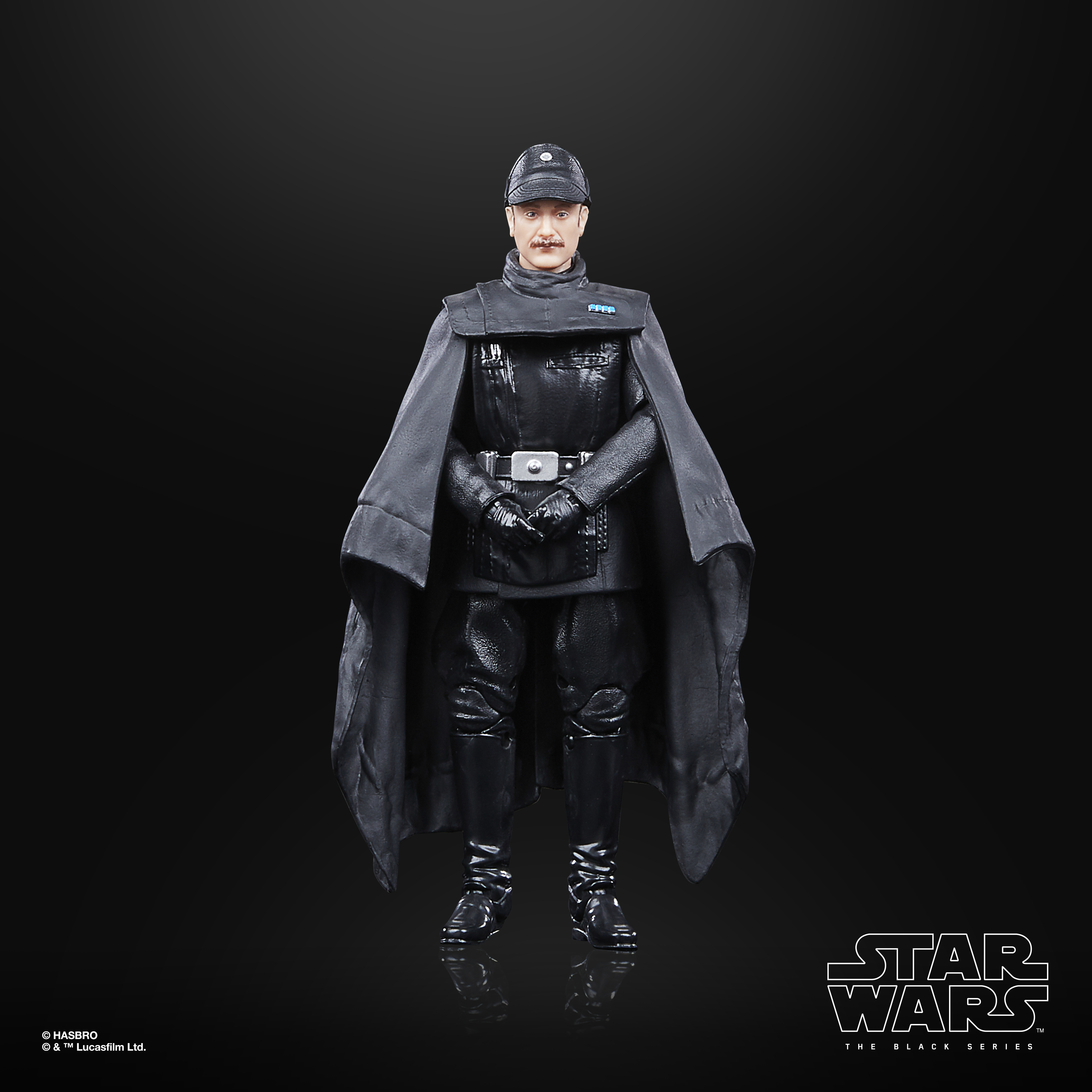 Una figura di Star Wars di un uomo in uniforme e mantello neri, con cappello e baffi neri, su sfondo nero.