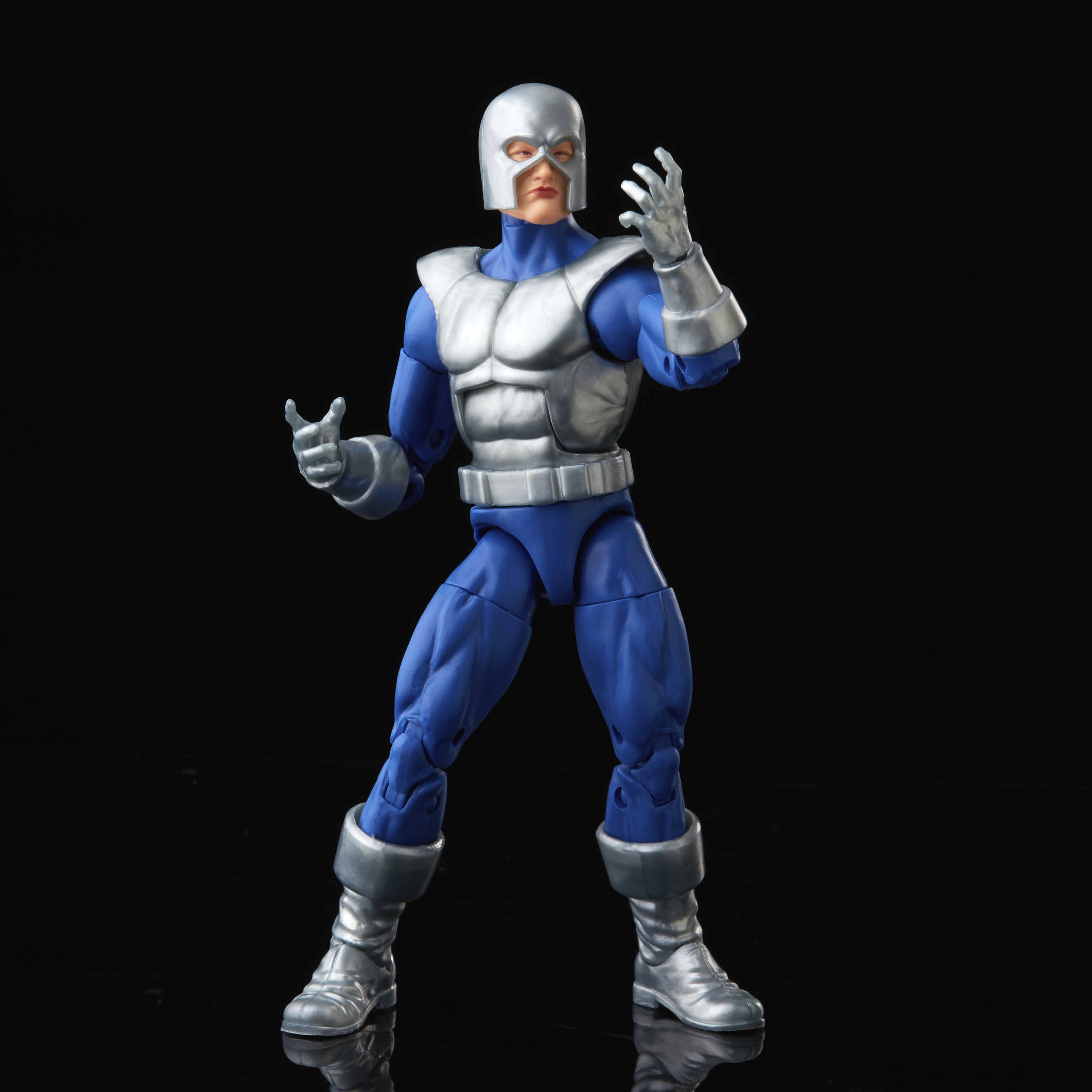 Un personaggio d'azione di supereroe. Il personaggio indossa un'armatura blu e argento e un casco, su sfondo nero.