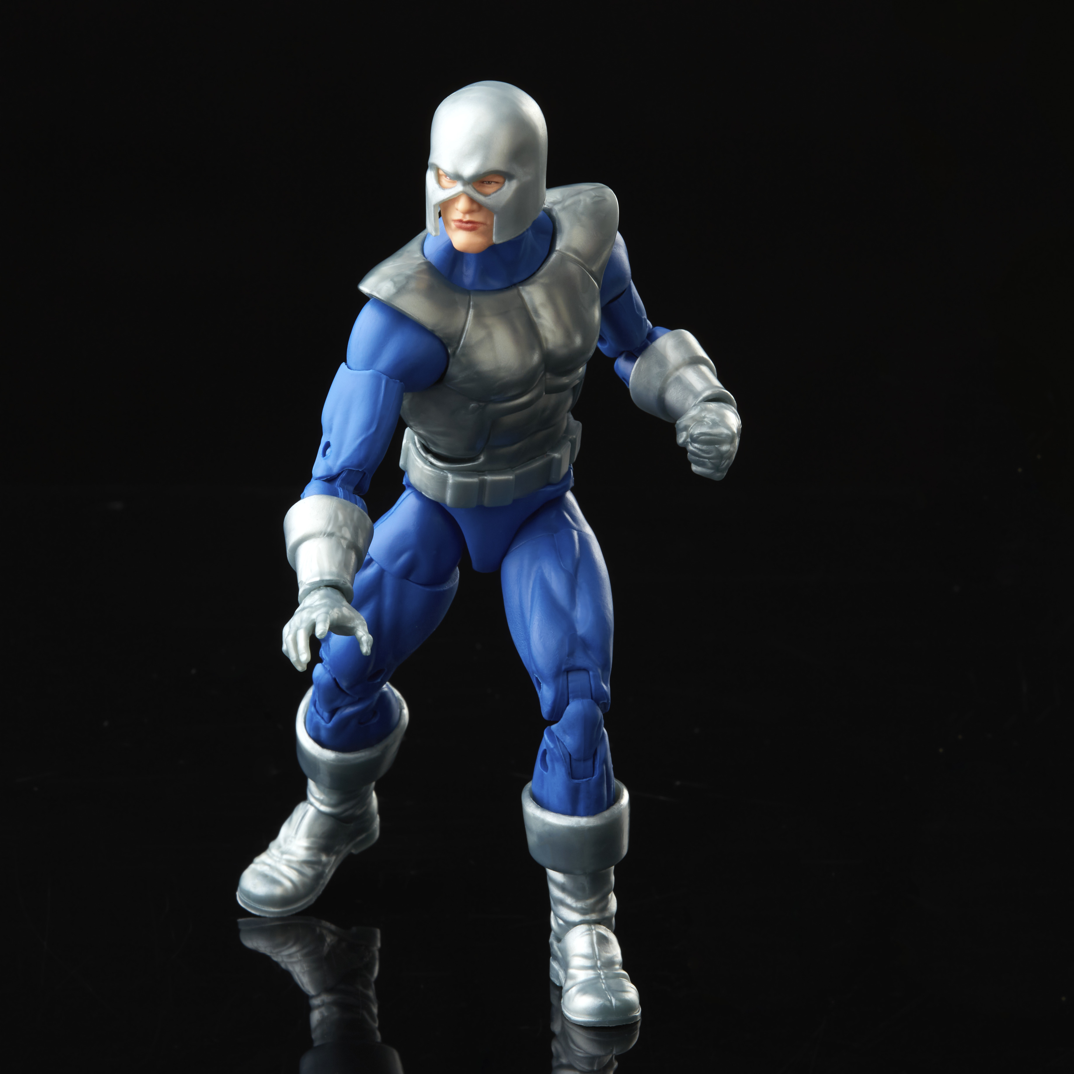 Un personaggio d'azione di un supereroe. La figura indossa un elmo e un'armatura argentati, un abito blu e stivali argentati, su sfondo nero.