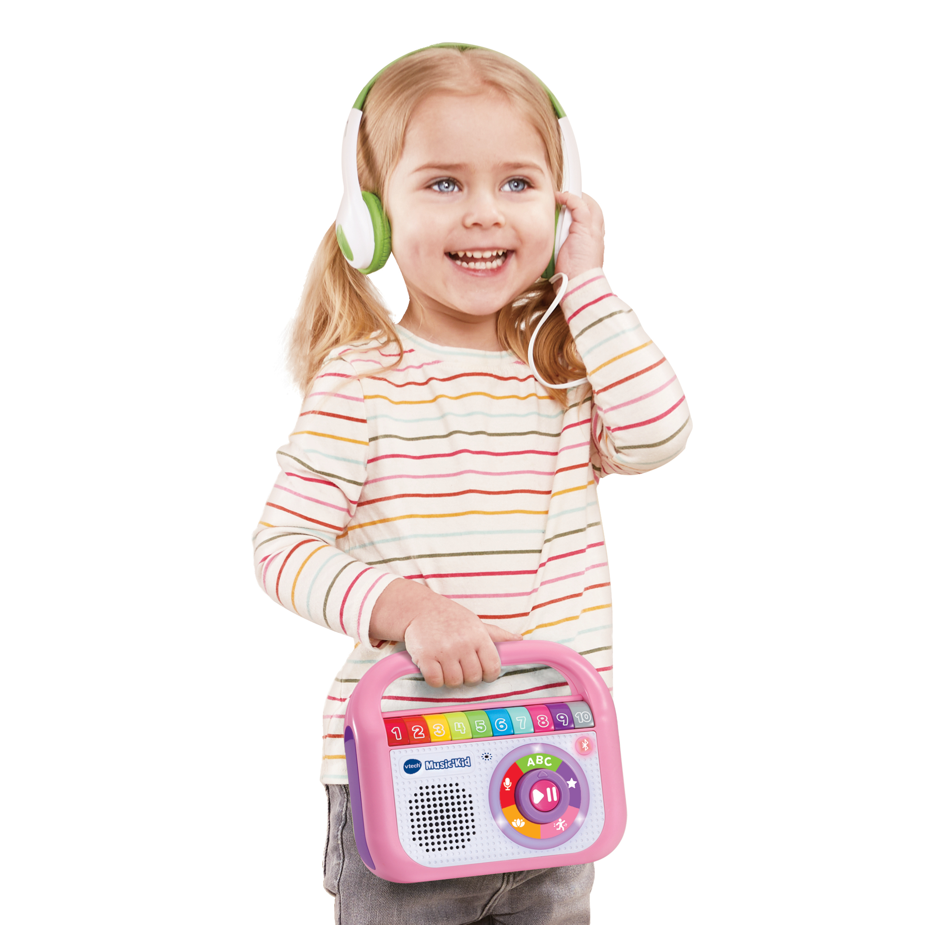 Ein lächelndes Mädchen trägt Kopfhörer und hält ein pinkfarbenes Spielzeugradio. Sie hat blonde Zöpfe und ein gestreiftes Hemd.