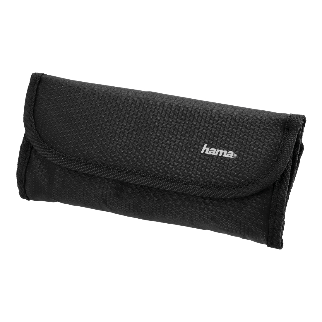 Eine schwarze Hama-Hülle, geschlossen, mit Klappe. Das Hama-Logo ist sichtbar. Das Etui besteht aus einem strukturierten Stoff.