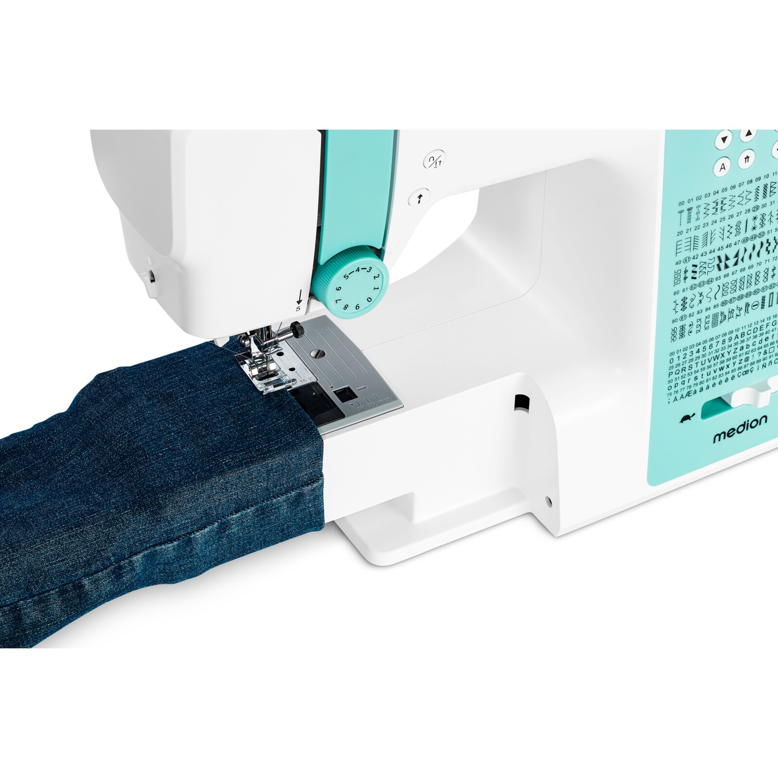 Maszyna do szycia z dżinsem pod igłą. Maszyna jest biała i turkusowa.