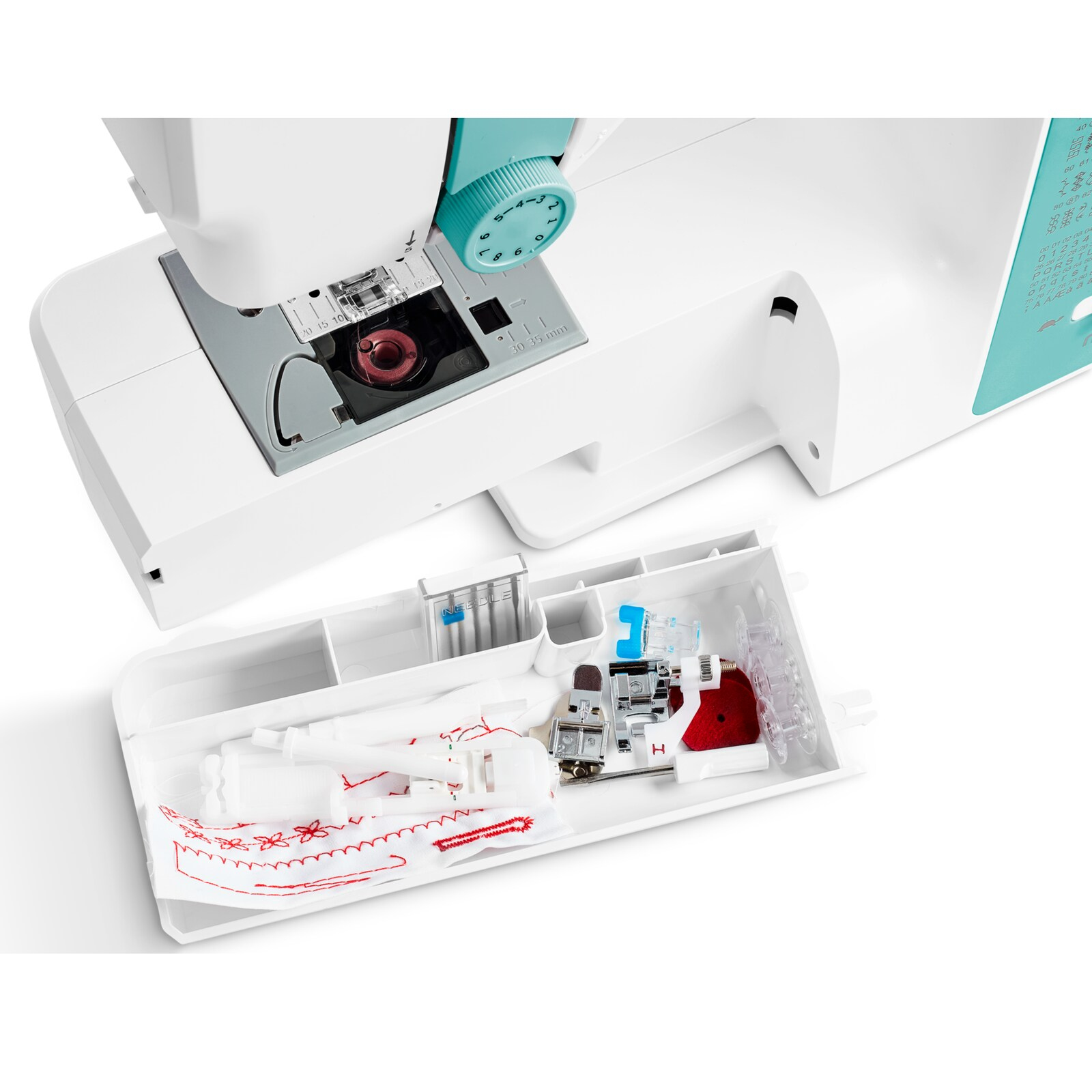 Biała maszyna do szycia z turkusową tarczą i przegródką zawierającą akcesoria, w tym igły i szpulki.