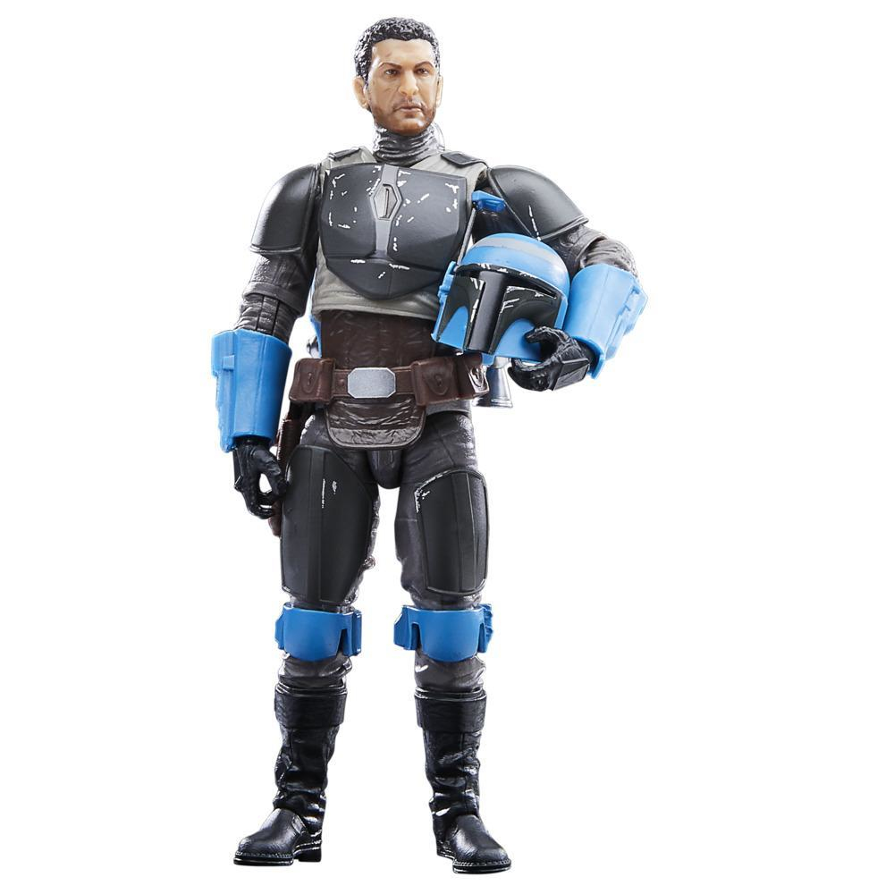 Un personaggio maschile in armatura nera e grigia con dettagli blu. Tiene un casco blu. Lo sfondo è bianco.