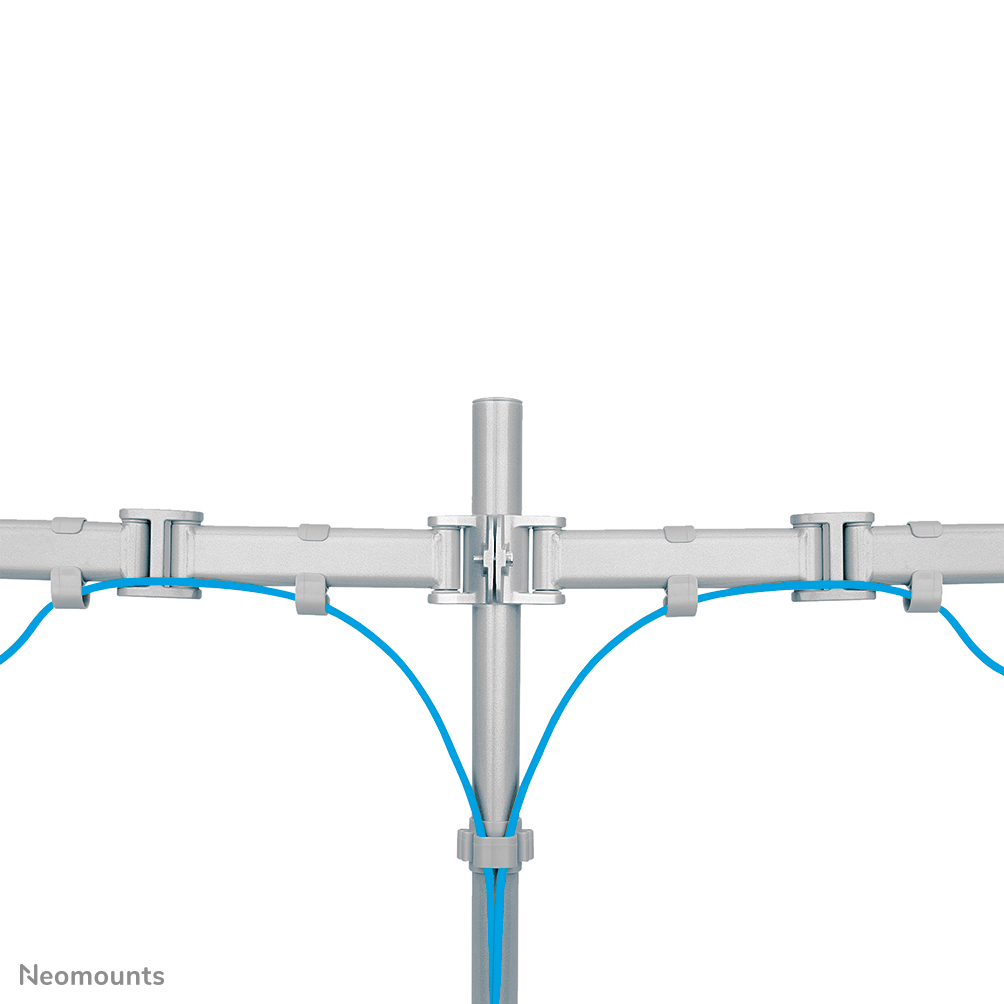 Een metalen monitorstandaard met blauwe kabels. De standaard is zilverkleurig, met een verticale paal en horizontale armen.