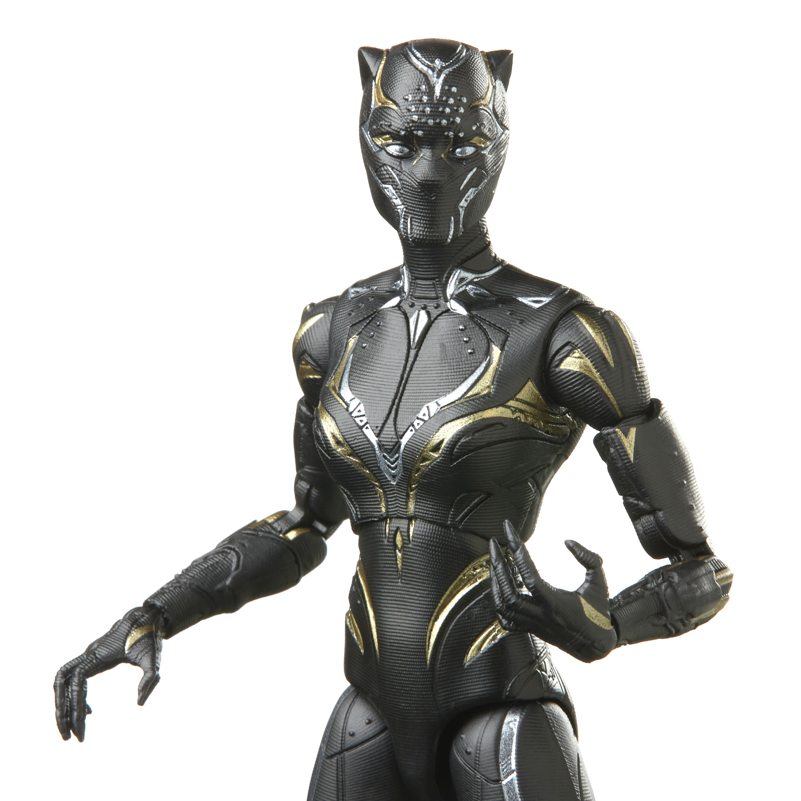 Una action figure di Black Panther in piedi con le braccia aperte. L'abito è nero con dettagli argento e oro. Sfondo bianco.