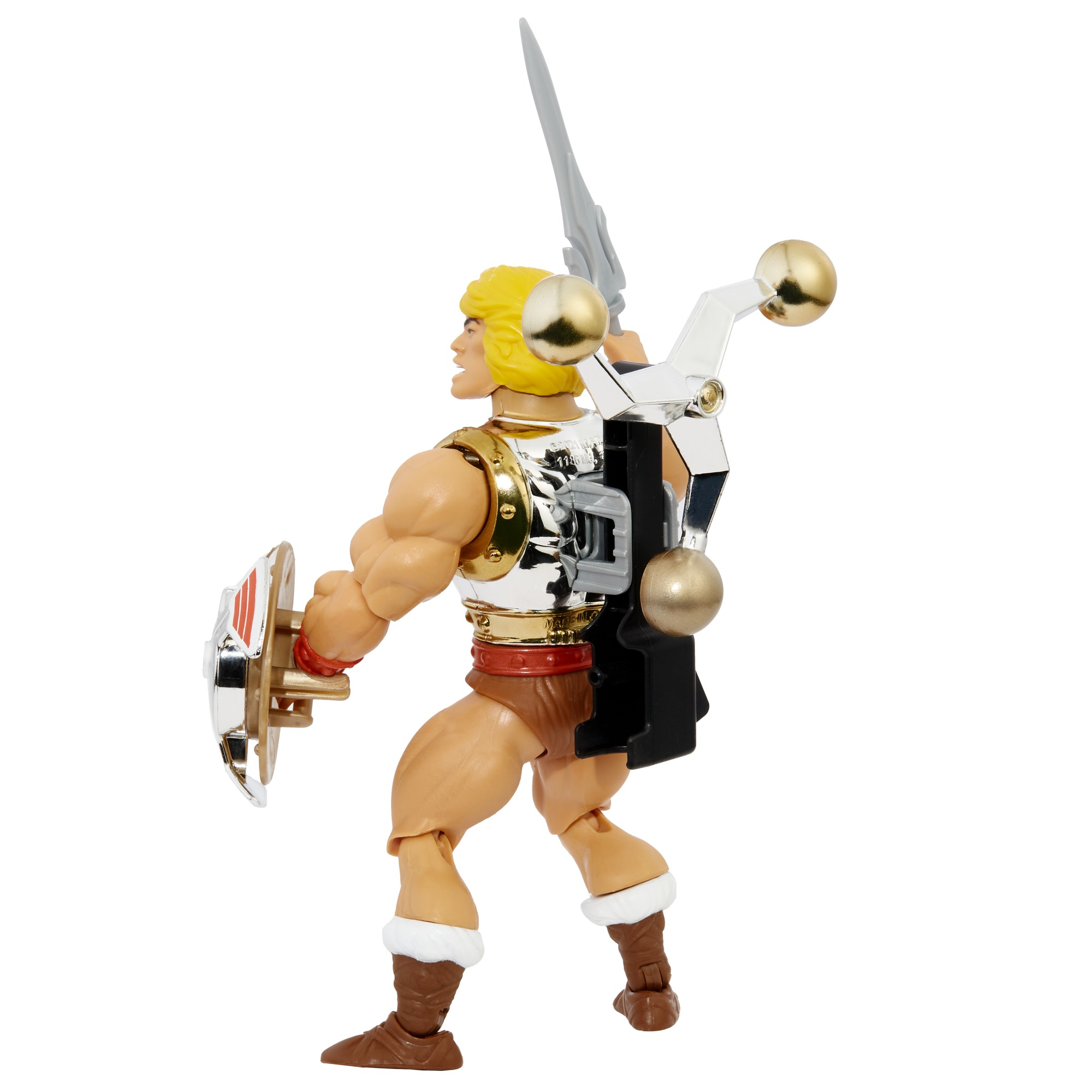 Un personaggio d'azione di He-Man con scudo, spada e zaino. Il personaggio ha i capelli biondi, un'armatura argentata e stivali marroni.