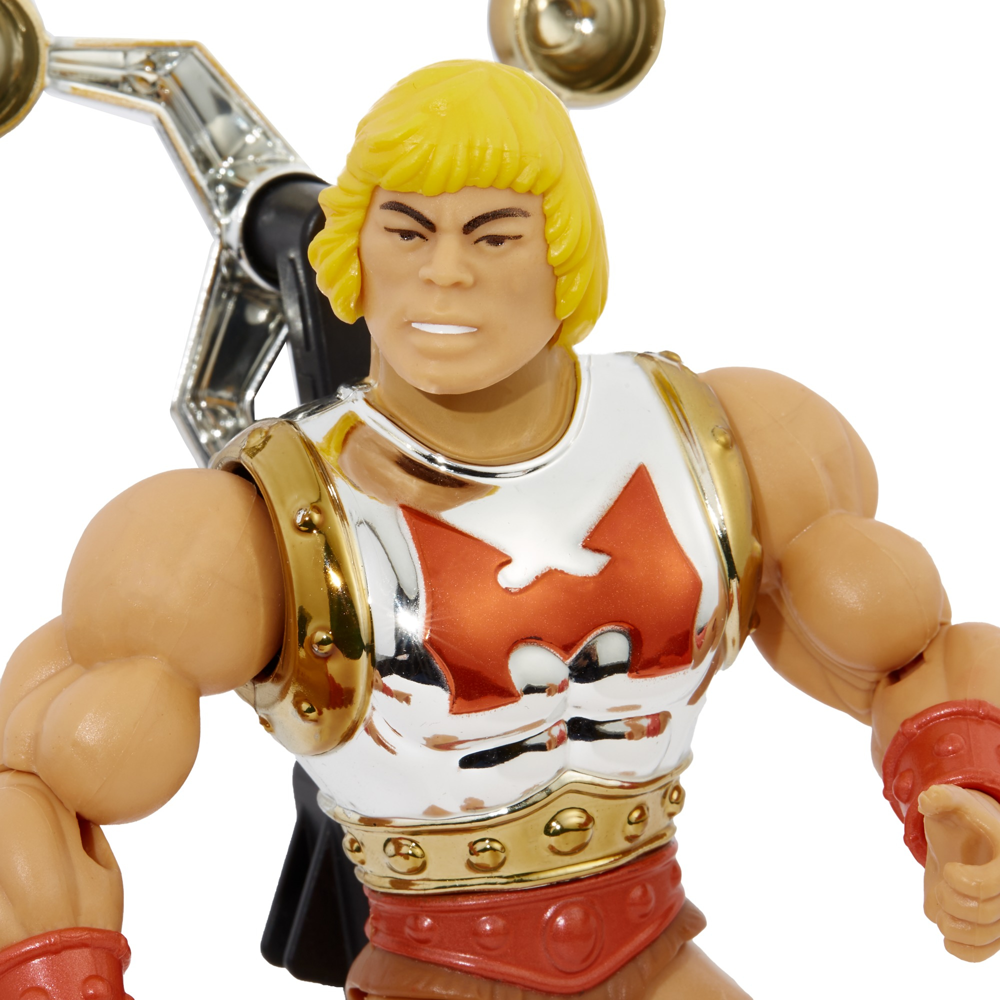 Action figure di He-Man. Capelli gialli, pelle abbronzata, armatura metallica e bracciale rosso. Dettagli argento e oro.