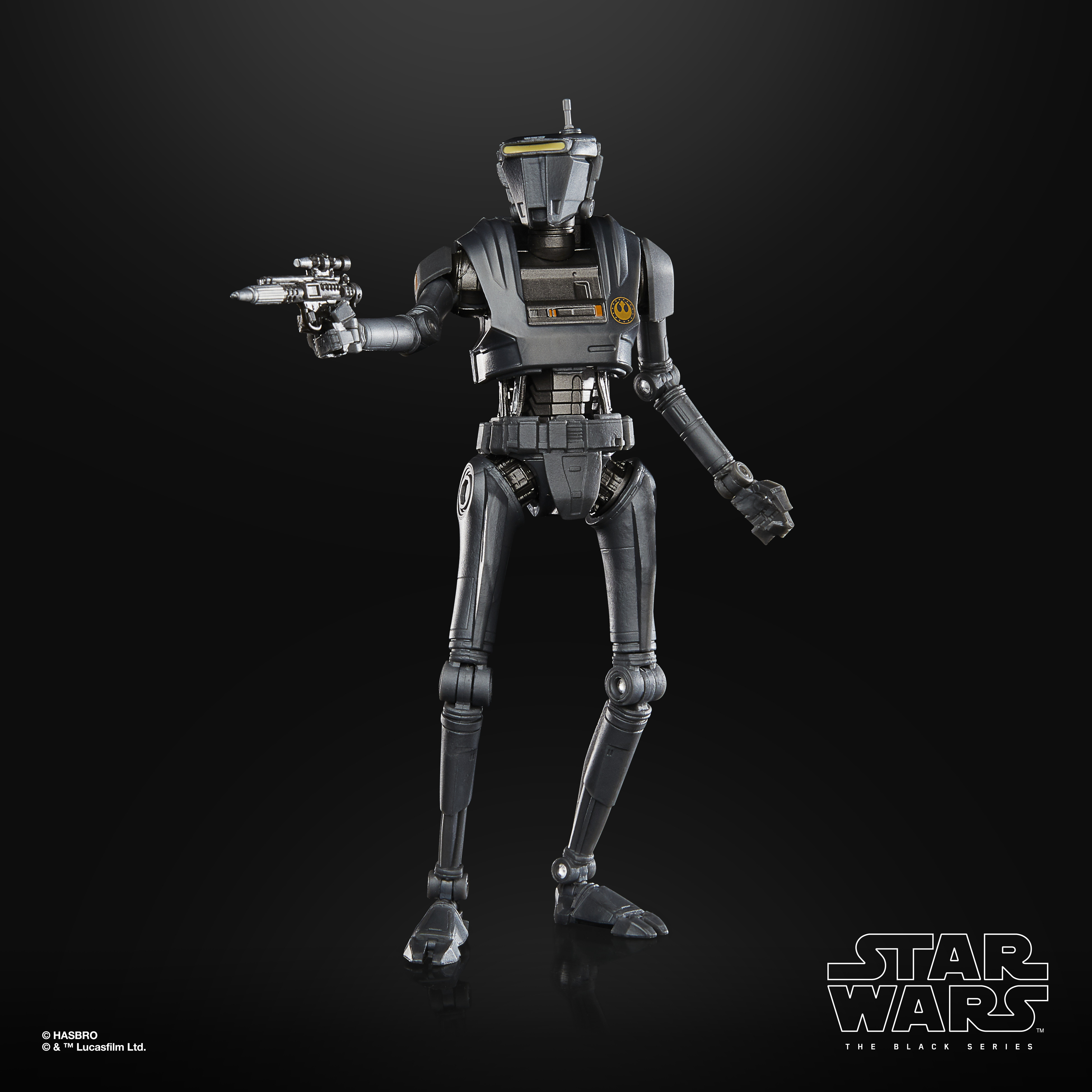 Una figura grigio scuro di K-2SO di Star Wars, che tiene un blaster. Lo sfondo è nero.