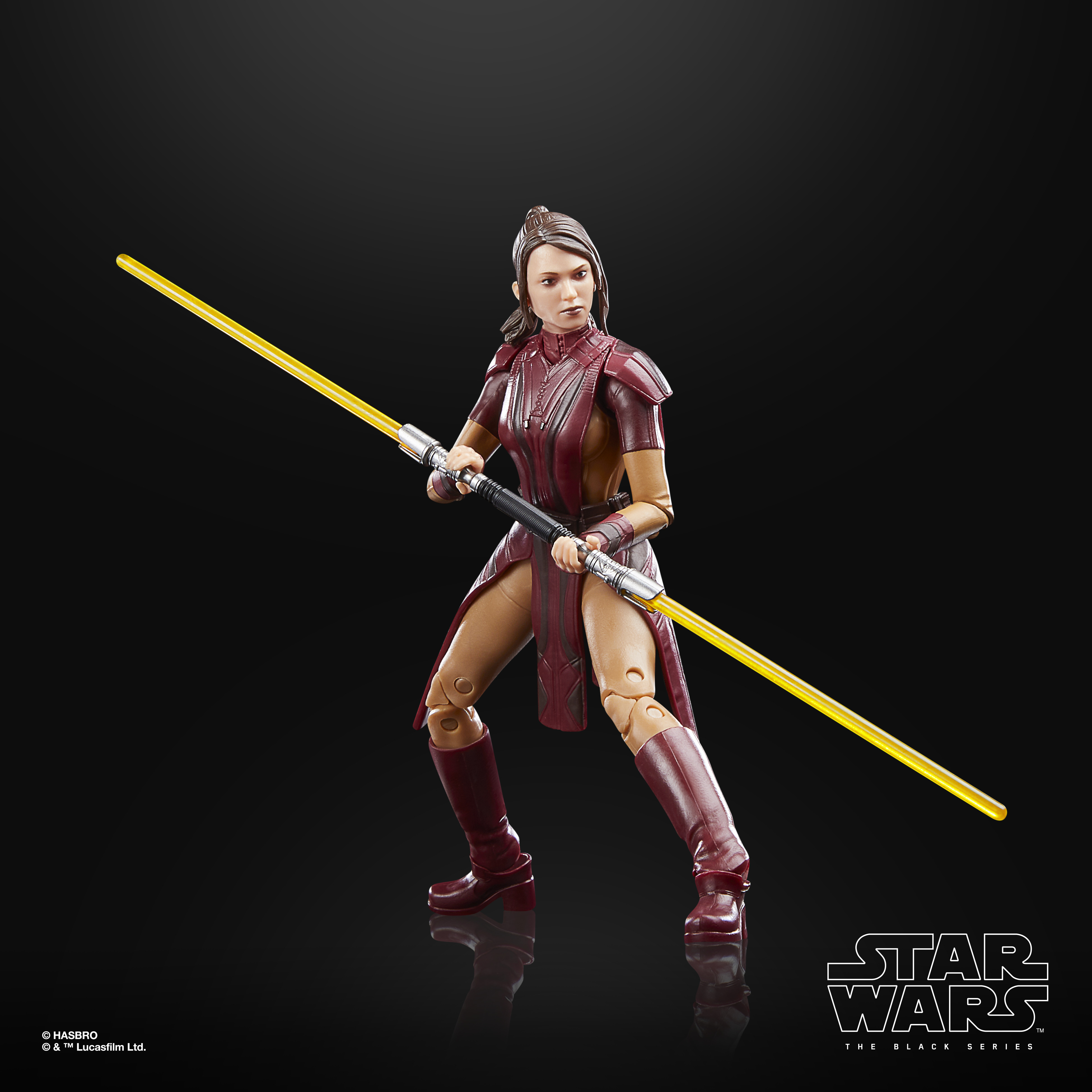 Una action figure di Star Wars, femminile, con una spada laser gialla. Indossa un abito bordeaux e sta su una superficie nera.