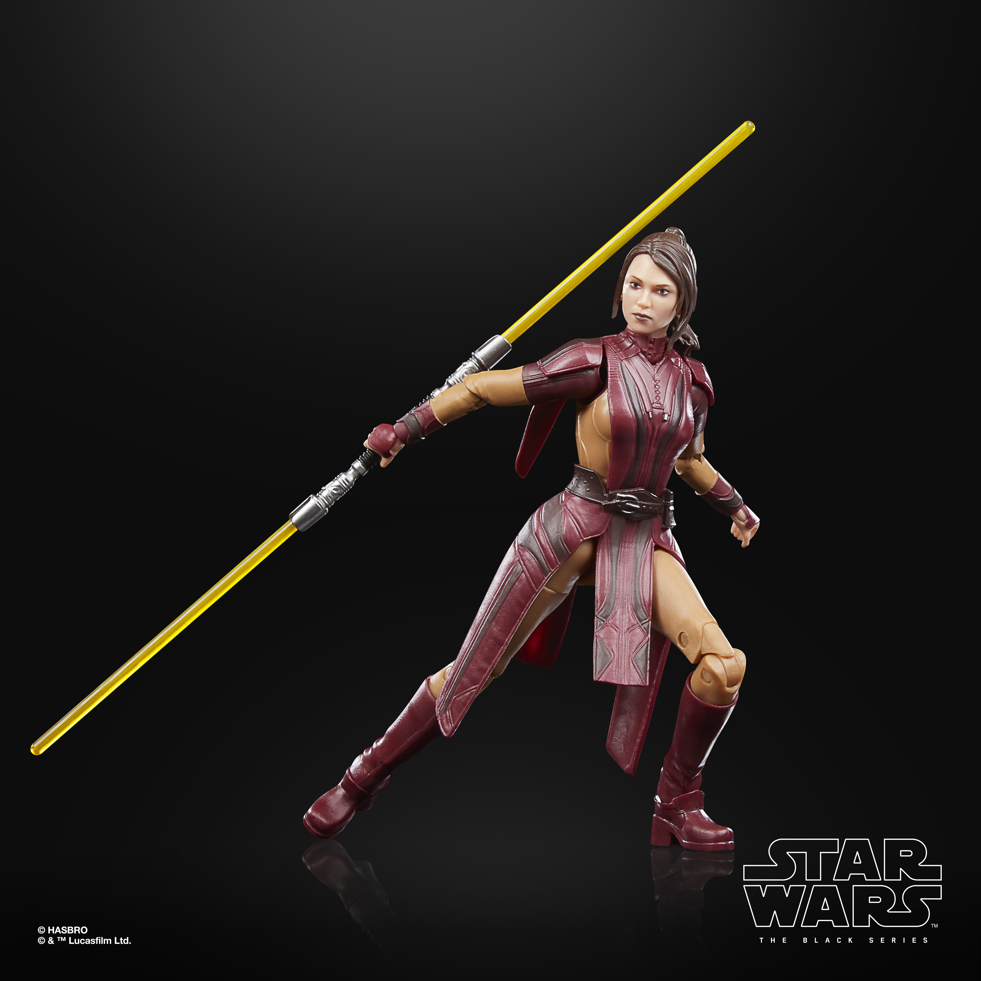 Una figura di Star Wars in abito rosso e marrone con una spada laser gialla su sfondo nero.