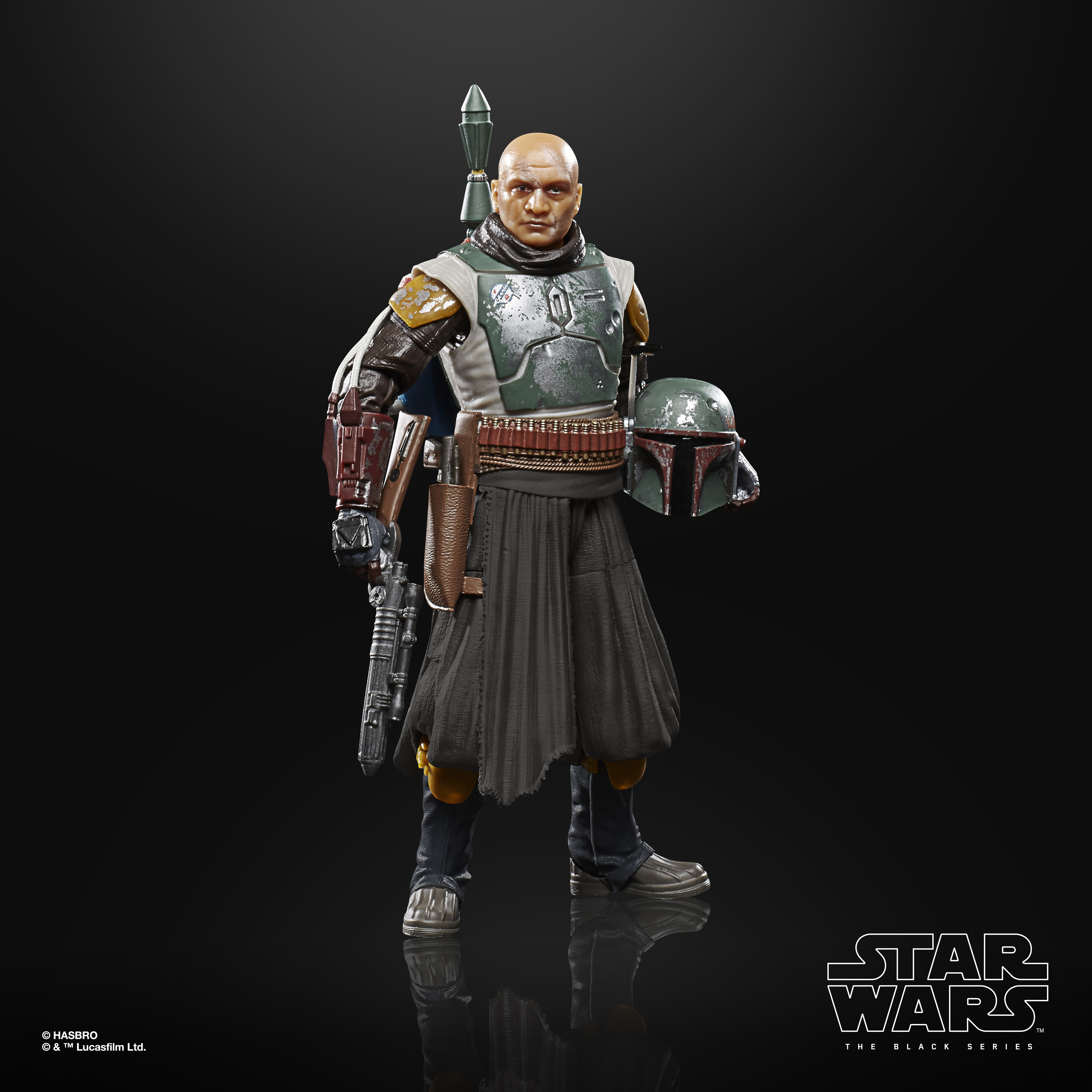 Action figure di Boba Fett. Testa calva, armatura verde e argento, con elmetto e blaster. Sfondo scuro.