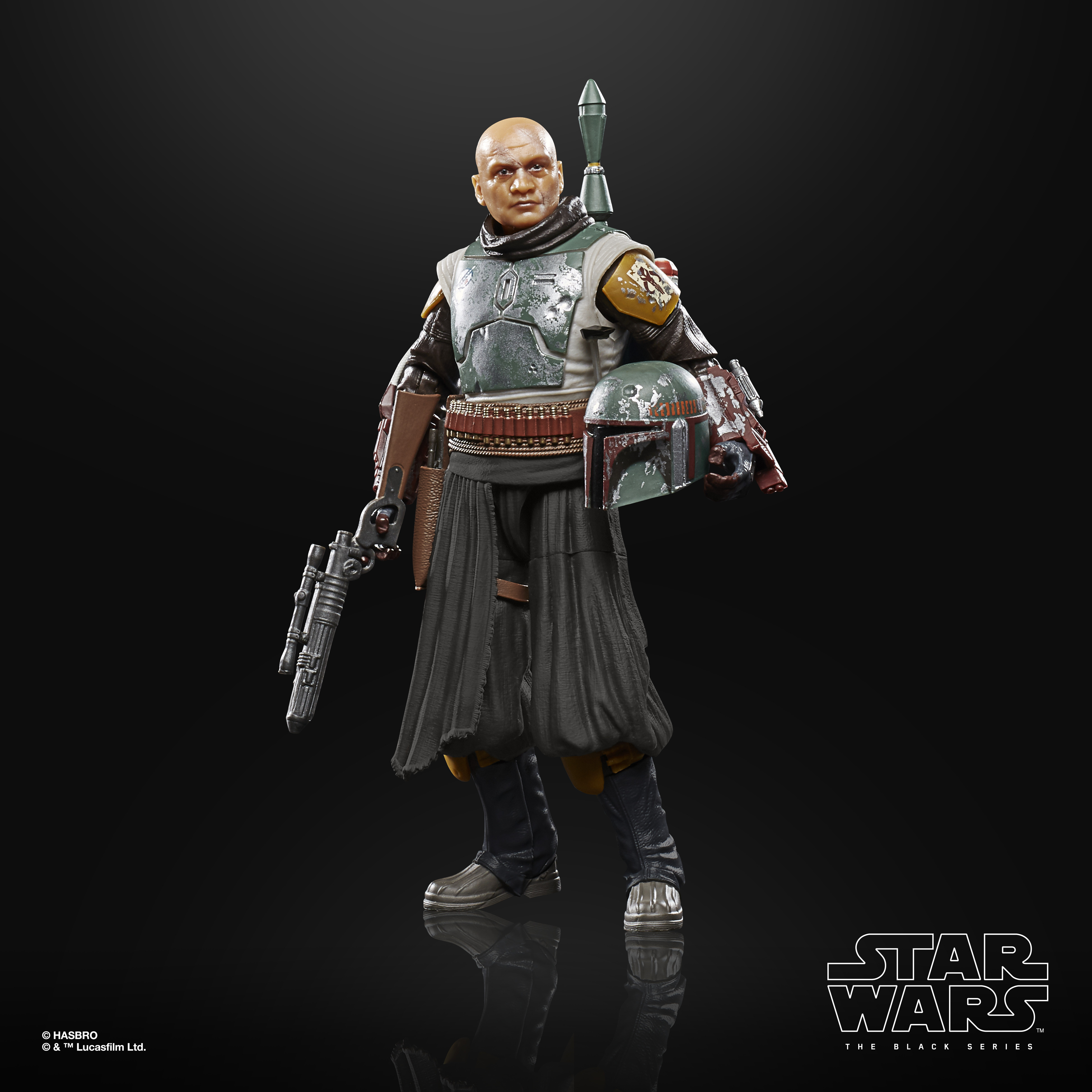 Action figure di Boba Fett. Testa calva, armatura verde e marrone, elmetto e blaster. Sfondo nero, logo Star Wars.