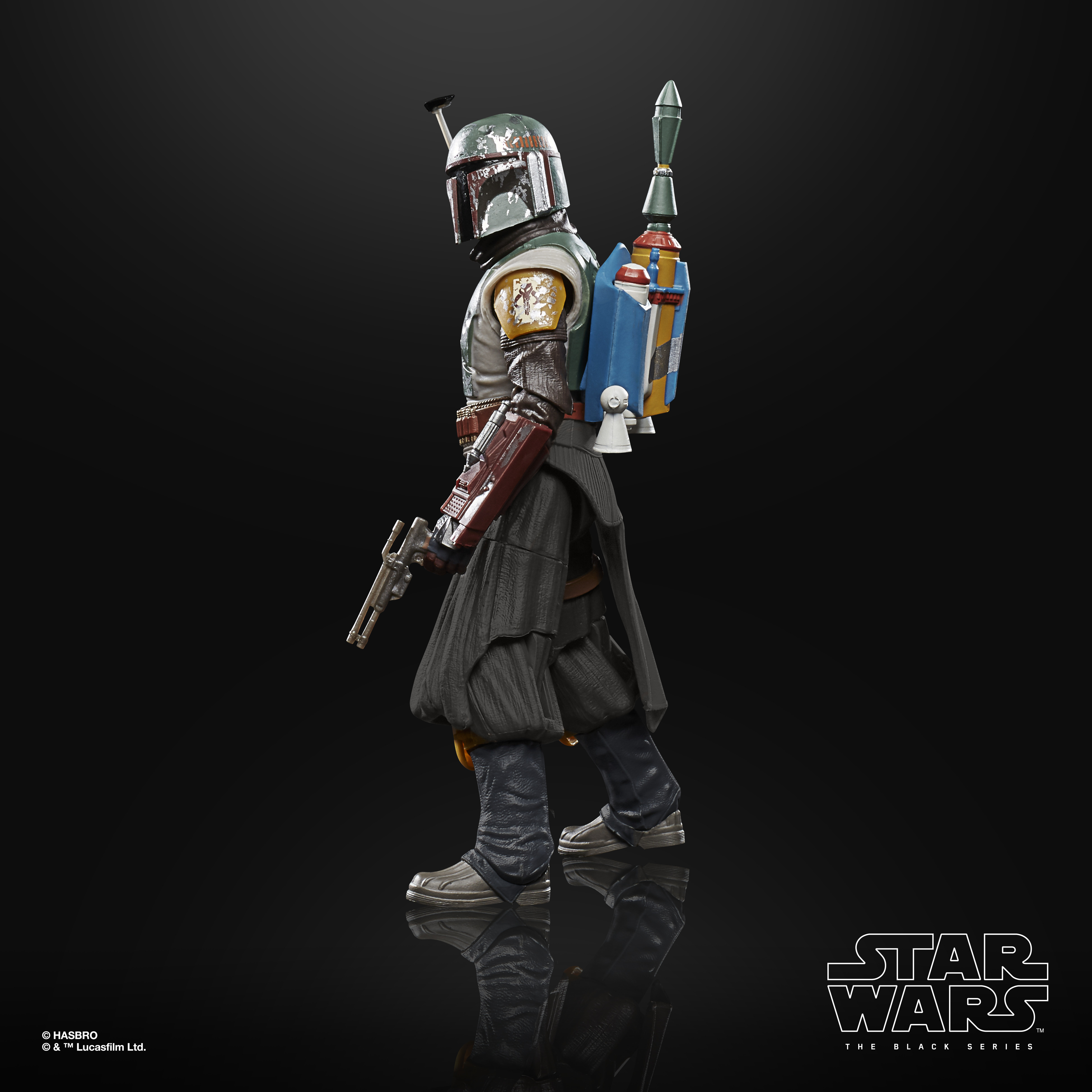 Figura di Boba Fett. Elmetto verde, jetpack blu, pistola e tuta grigia. Sfondo nero con logo Star Wars e riflessi.