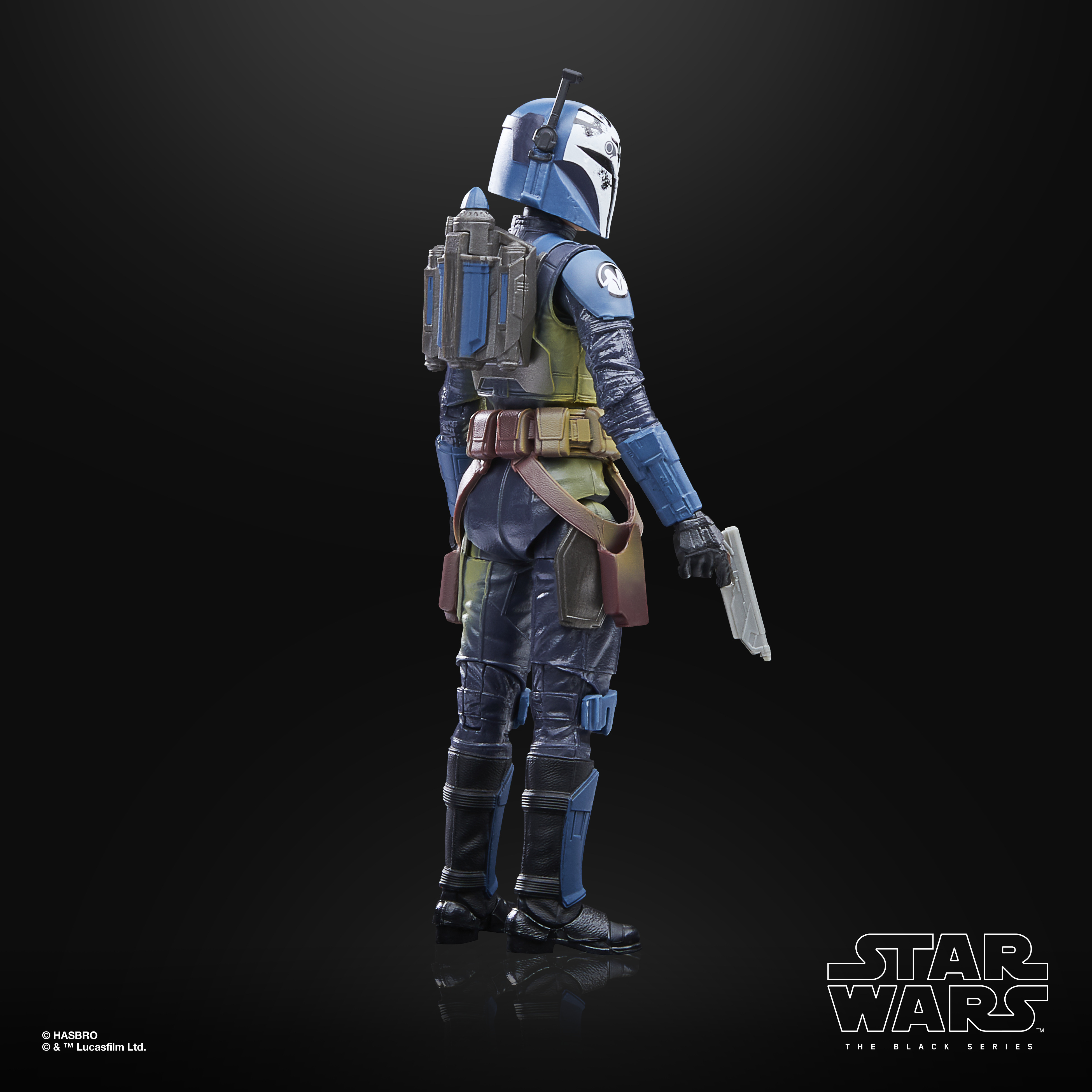 Una figura di Star Wars Black Series di un Mandaloriano in armatura blu e oliva, con un blaster.