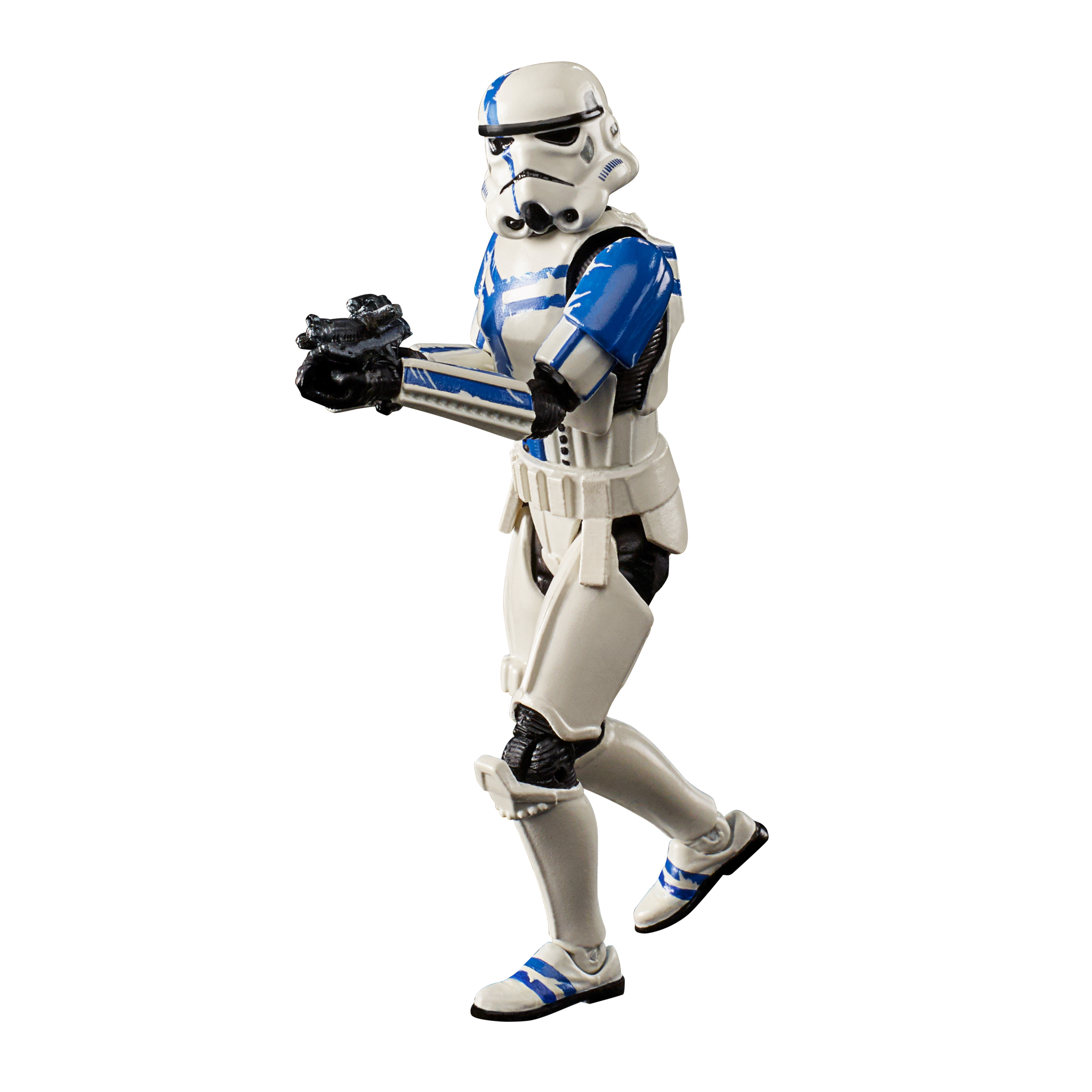 Una figura di Star Wars di uno Stormtrooper bianco e blu che tiene un'arma, che cammina su uno sfondo bianco.