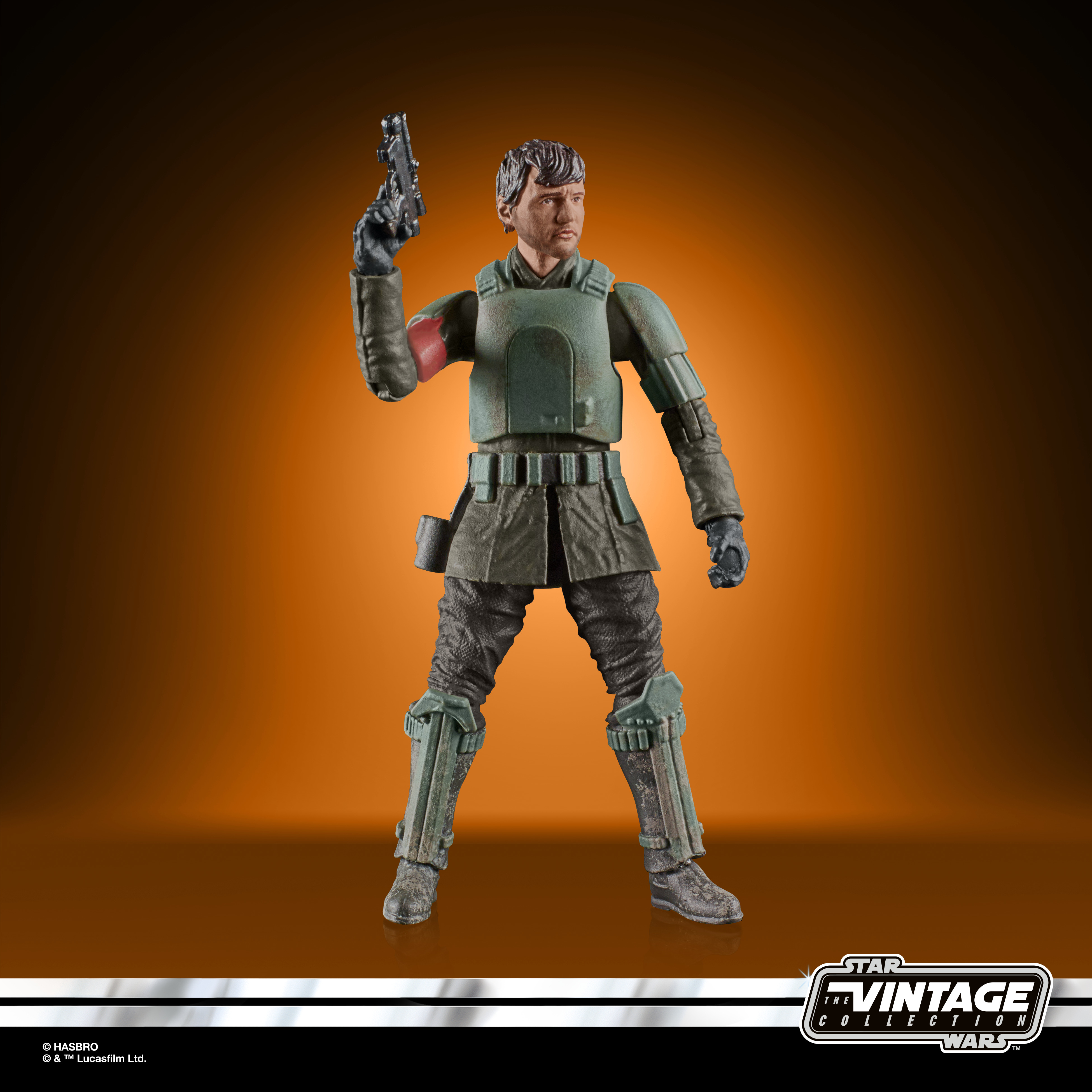 Action figure di un uomo in armatura verde con una pistola. Sfondo arancione, logo Star Wars in basso.