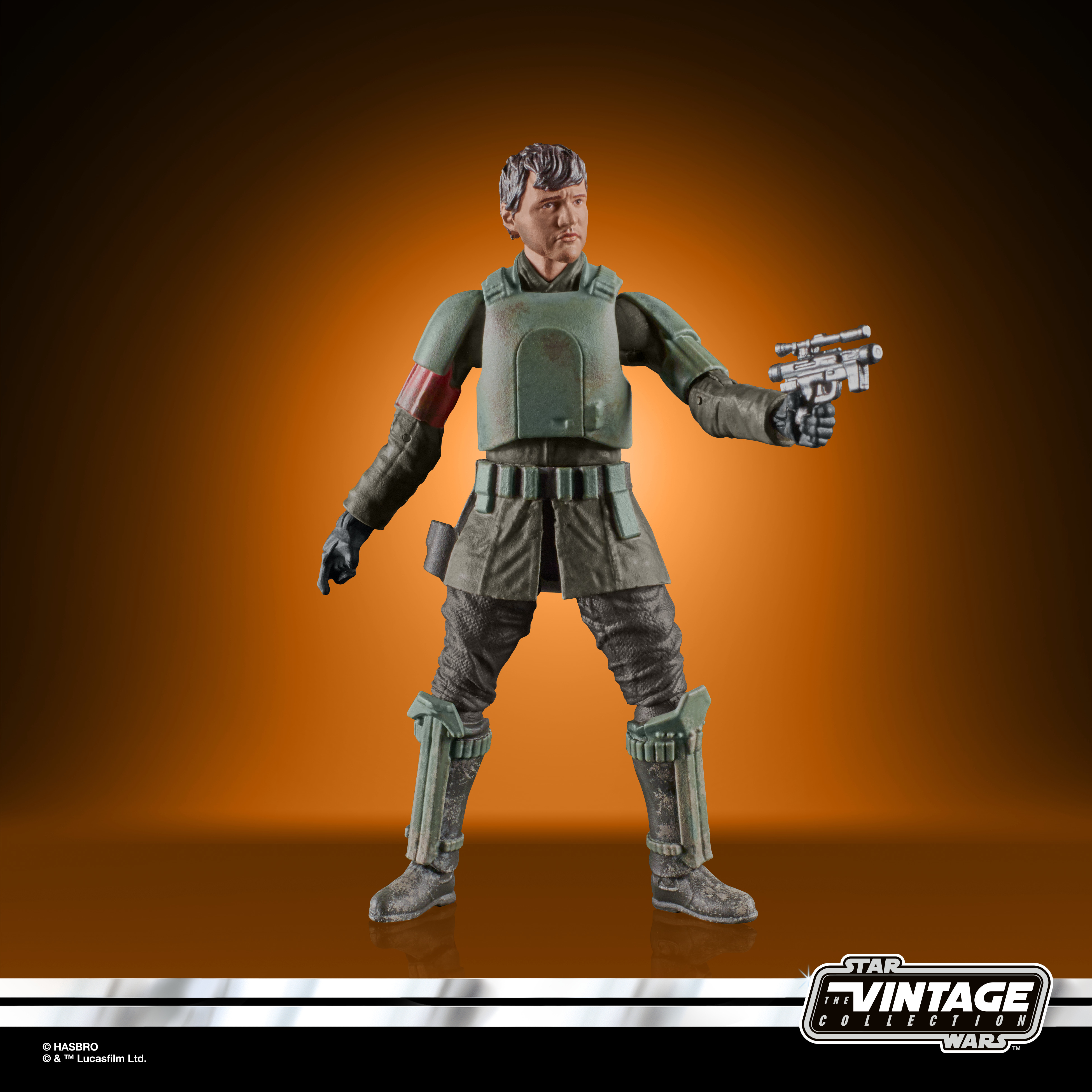 Una figura di Star Wars con armatura verde tiene un blaster. Lo sfondo è arancione con il logo vintage.