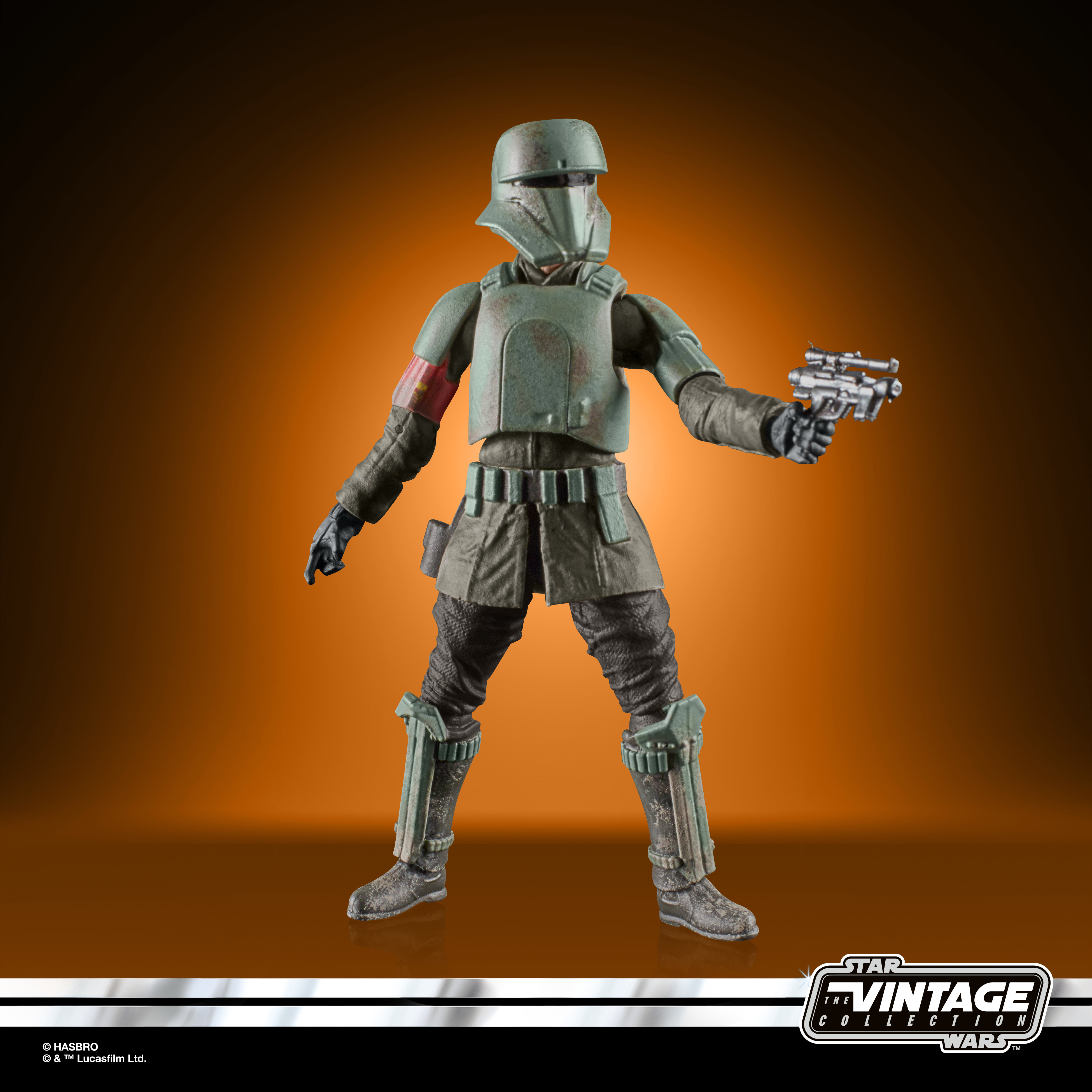 Una figura di Star Wars con armatura verde tiene in mano un blaster. Lo sfondo è una sfumatura arancione. La figura è della Vintage Collection.