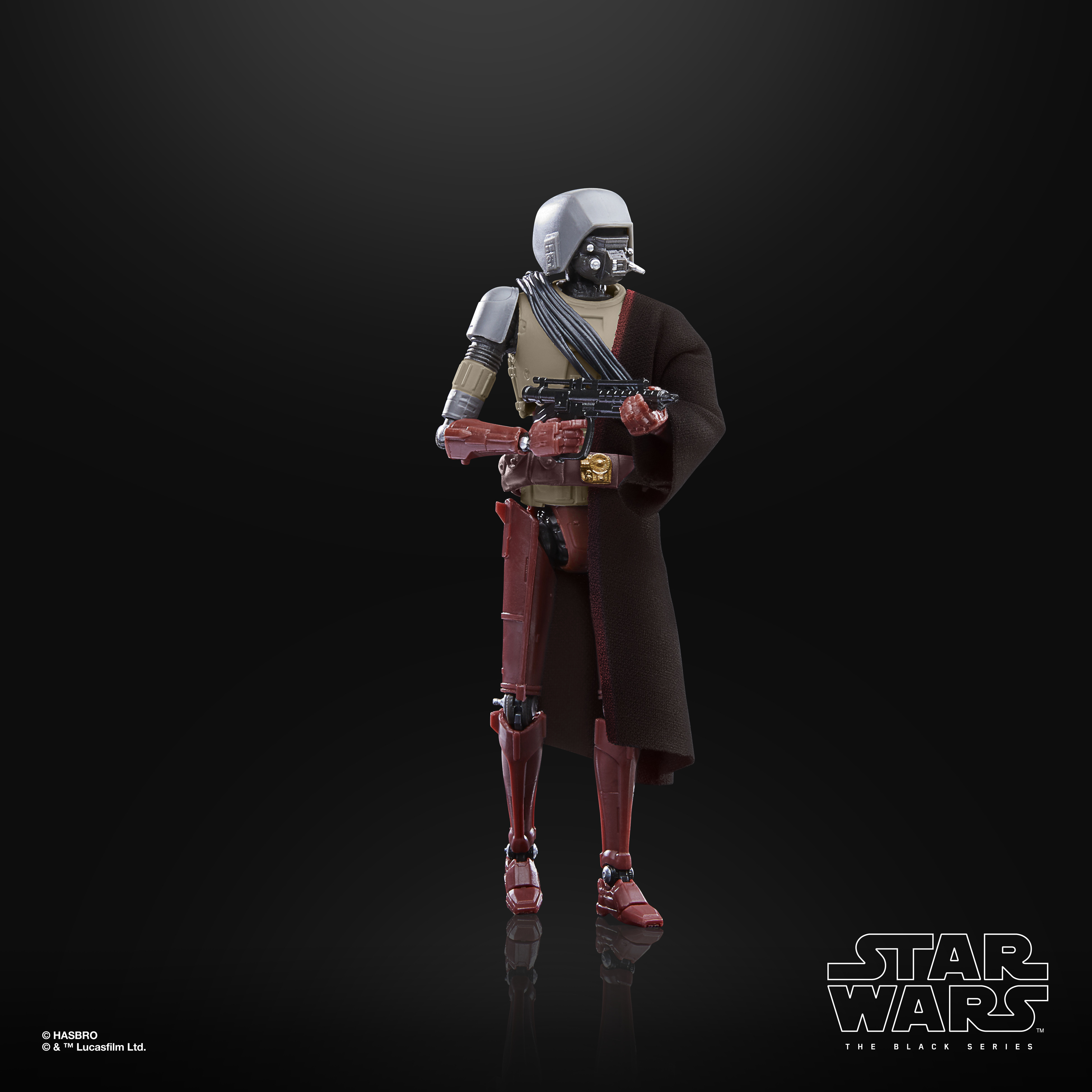 Una figura di Star Wars in piedi. Ha un casco bianco, un mantello marrone e gambe rosse, che tiene un blaster. Sfondo nero.
