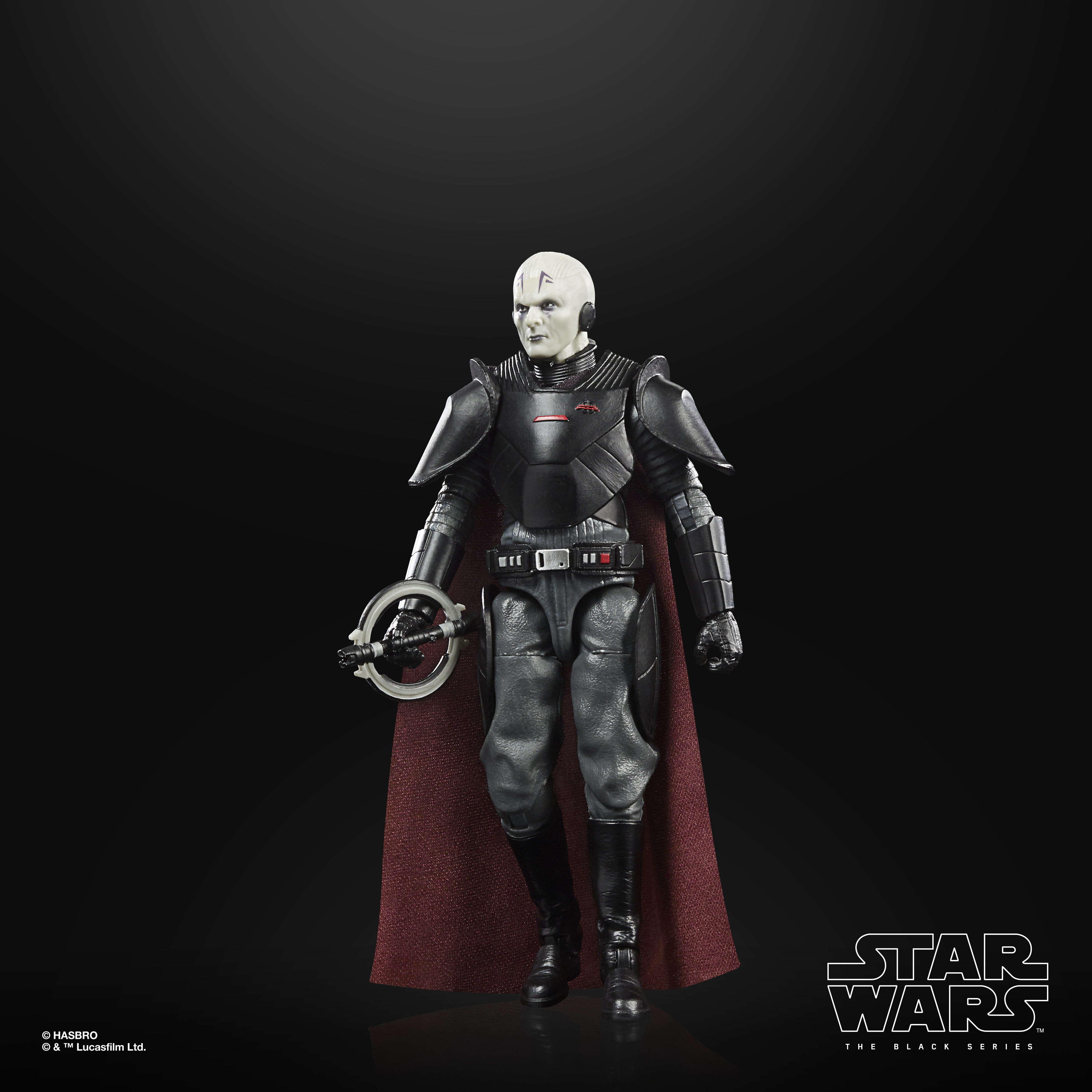 Una figura di Star Wars del Gran Inquisitore, con armatura nera e mantello rosso, su sfondo nero.