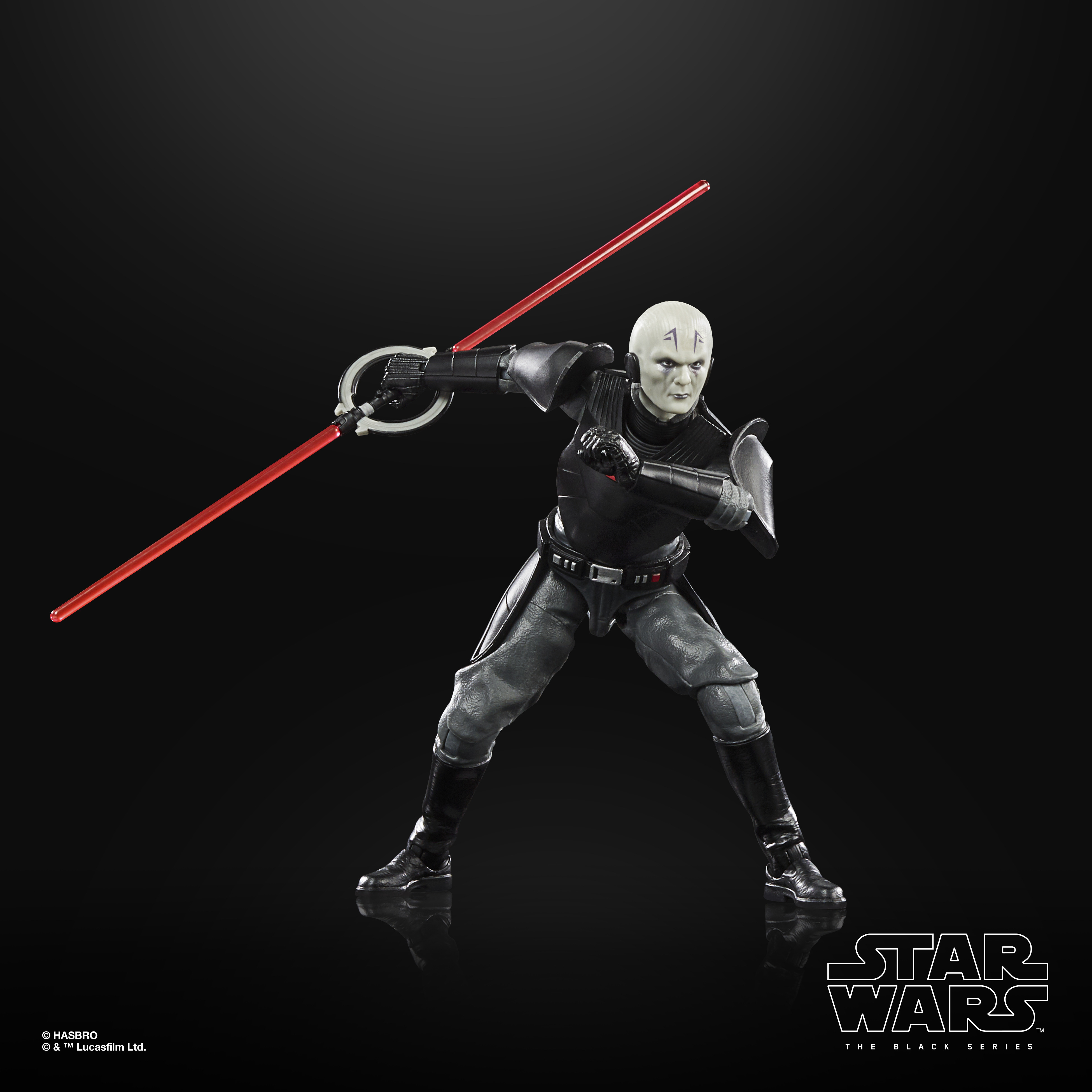 Una figura di Star Wars del Gran Inquisitore con una spada laser rossa su sfondo nero.