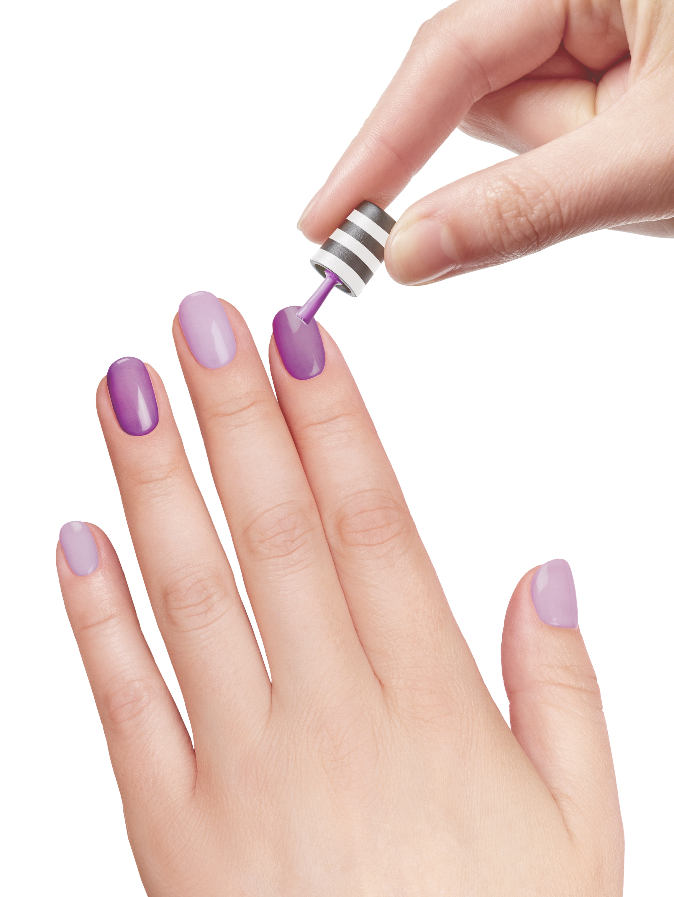 Dłoń nakłada fioletowy lakier do paznokci na palec. Inne paznokcie są pomalowane na różne odcienie fioletu.