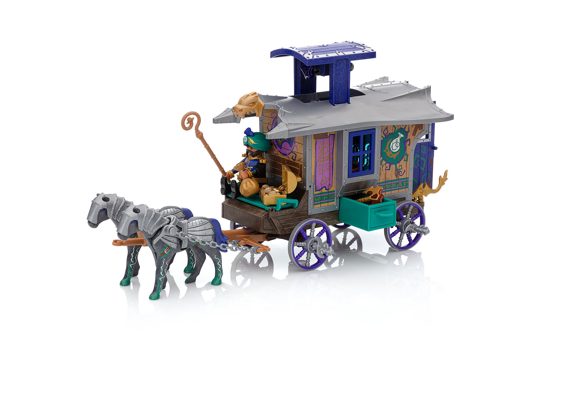 Zabawkowy wóz ciągnięty przez dwie figurki koni. Wewnątrz wozu siedzi postać w turbanie. Wóz ma szczegółowy design.