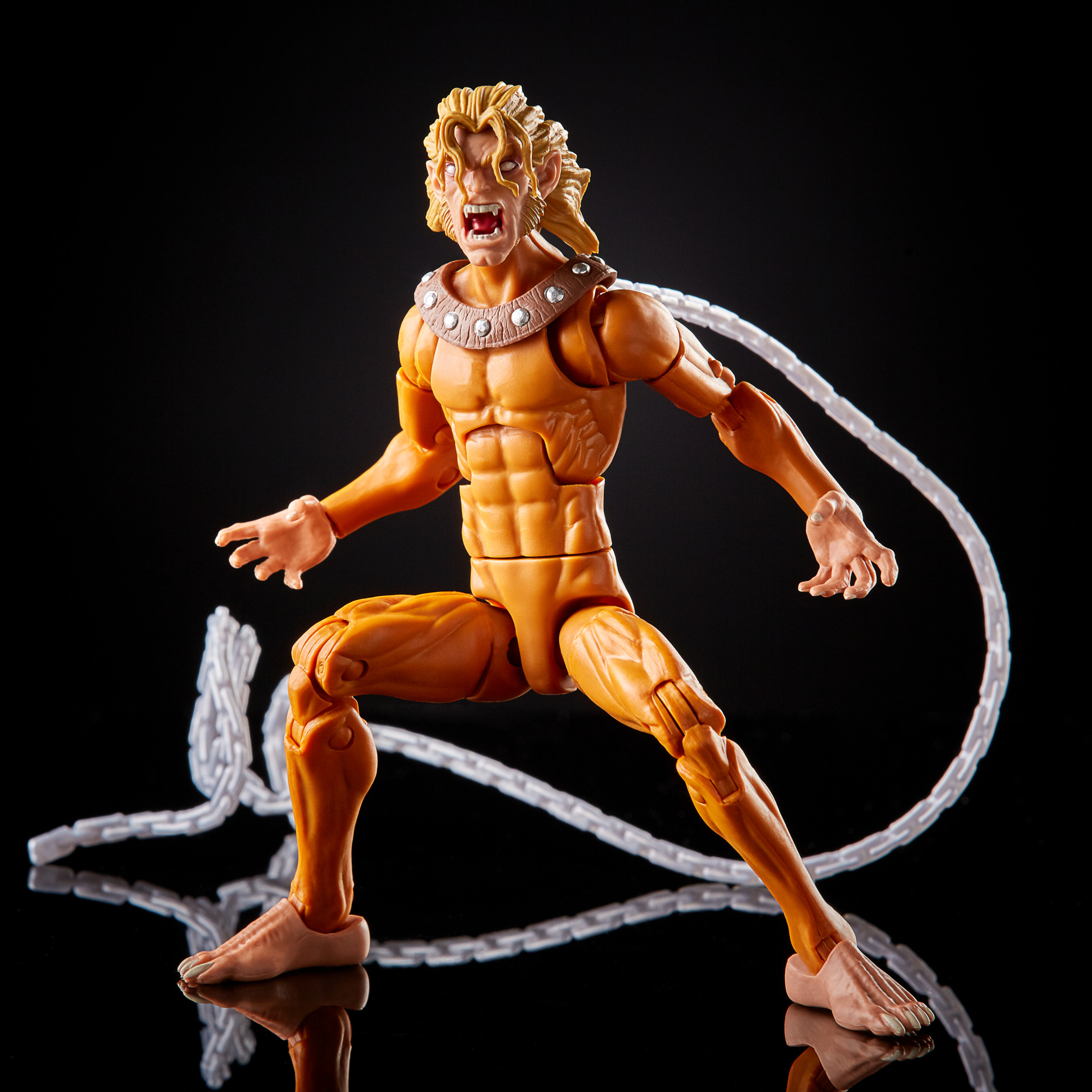 Action figure di Sabretooth con capelli gialli, corpo marrone e catena bianca, su sfondo nero.