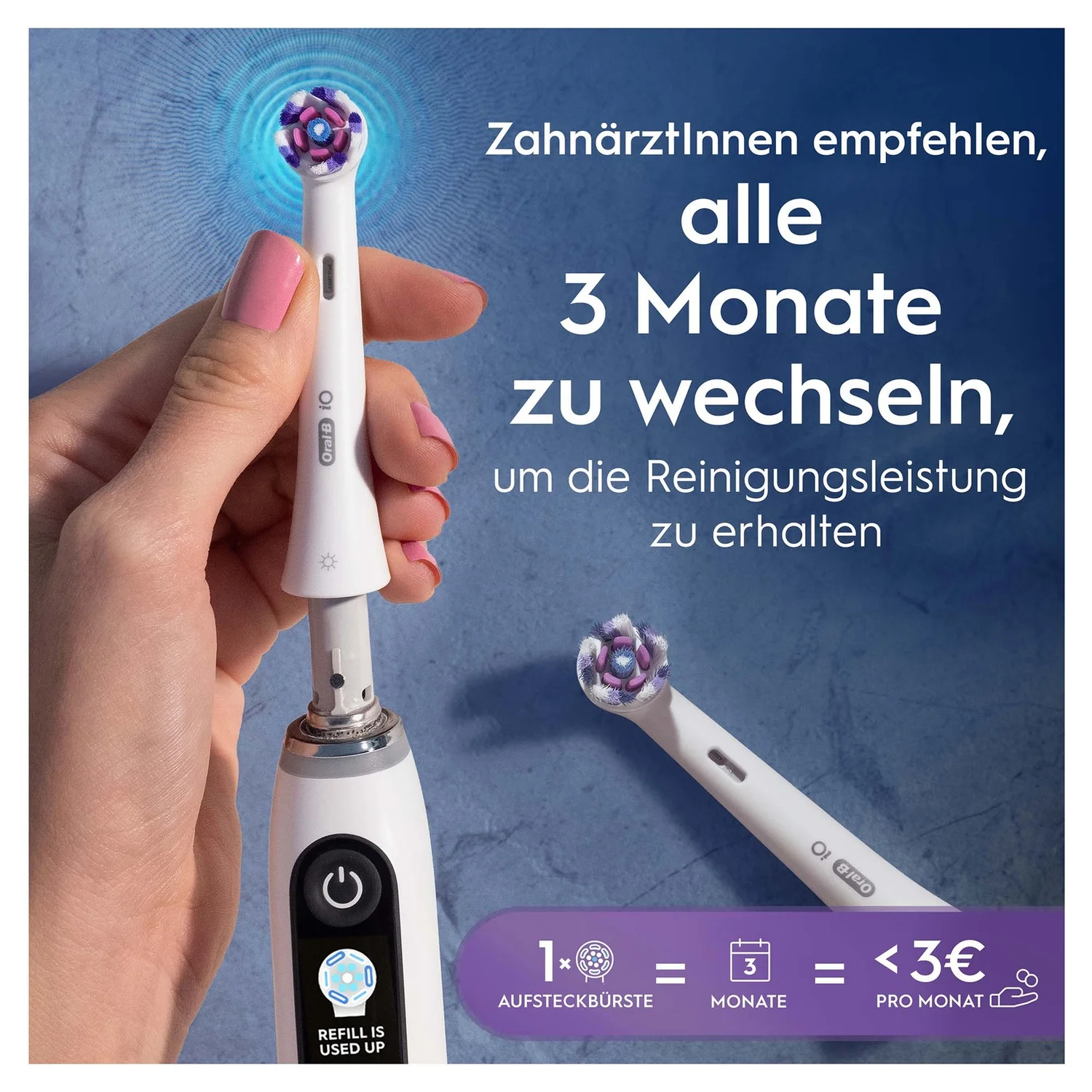Eine Hand hält eine elektrische Zahnbürste von Oral-B IO. Text empfiehlt, den Bürstenkopf alle 3 Monate zu wechseln.