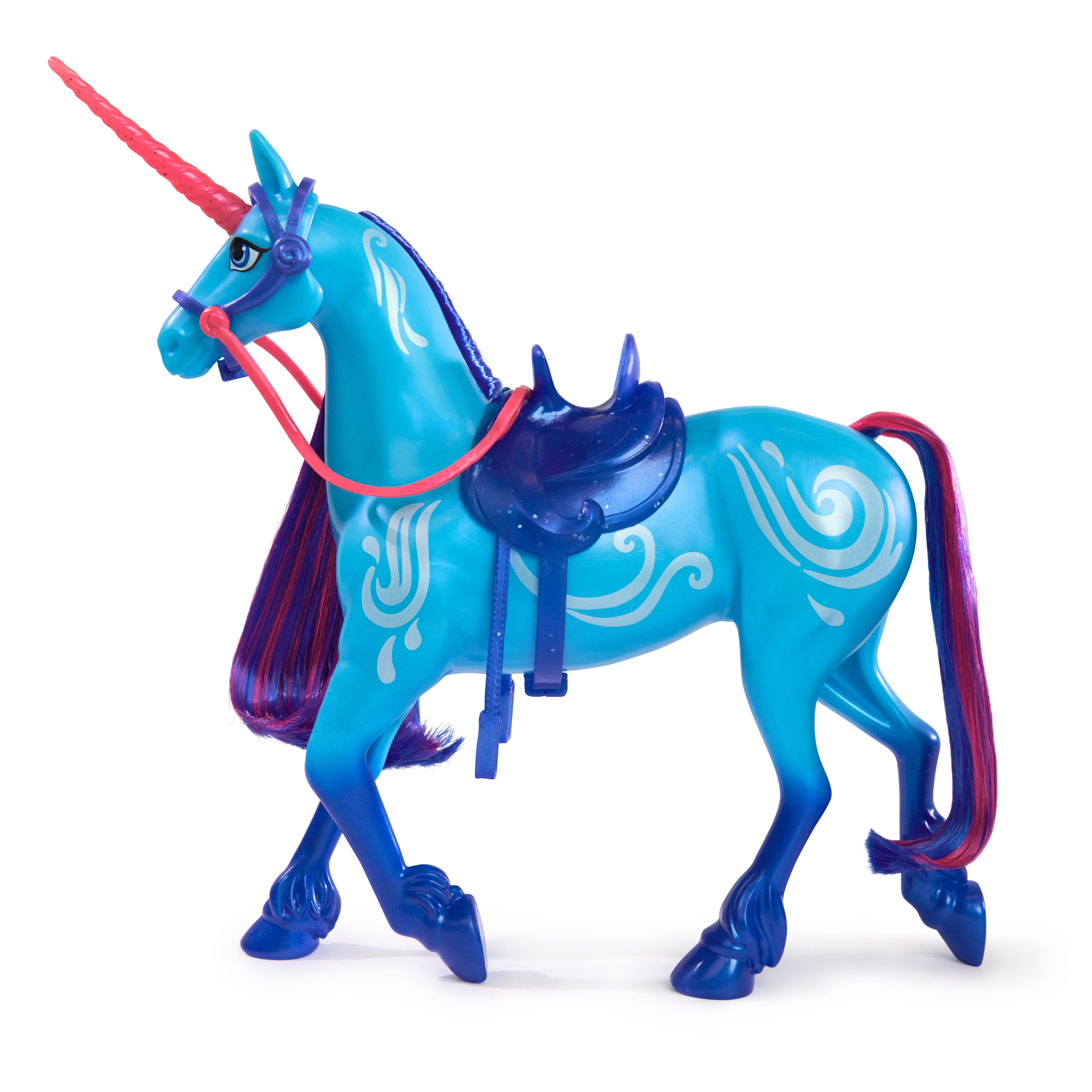 Een blauw eenhoornspeelgoed met een roze hoorn en manen, een blauw zadel en witte achtergrond.