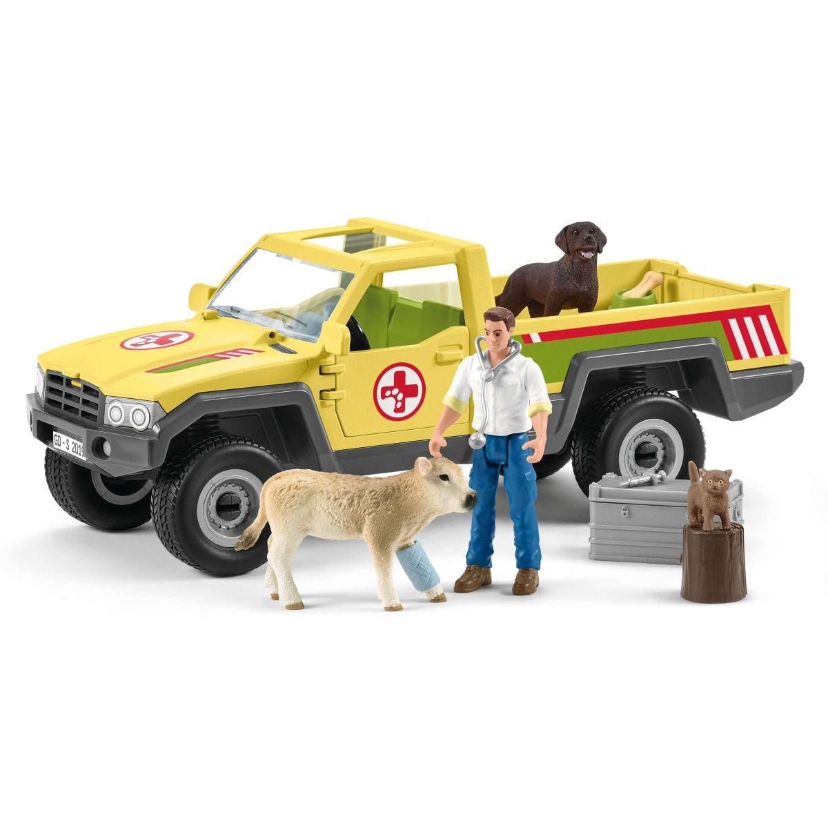 Un camion veterinario giallo con un cane sul retro. Un veterinario, un vitello con una benda, un gatto e una cassetta degli attrezzi sono accanto.