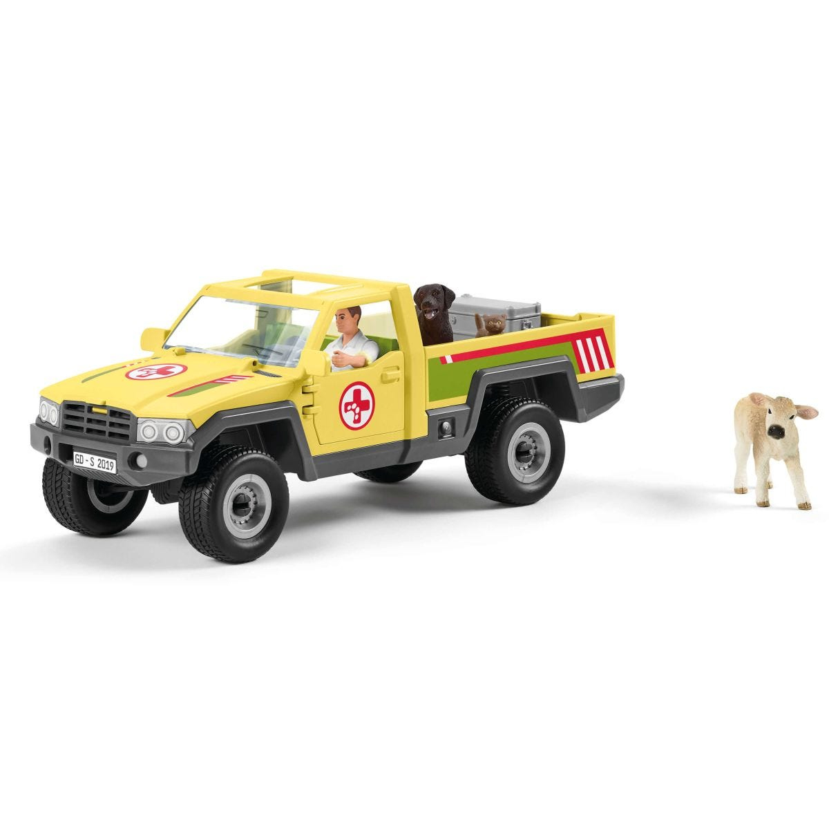 Un camion veterinario giallo con un conducente, un cane e un vitello. Il camion ha simboli medici. Un vitello è nelle vicinanze.