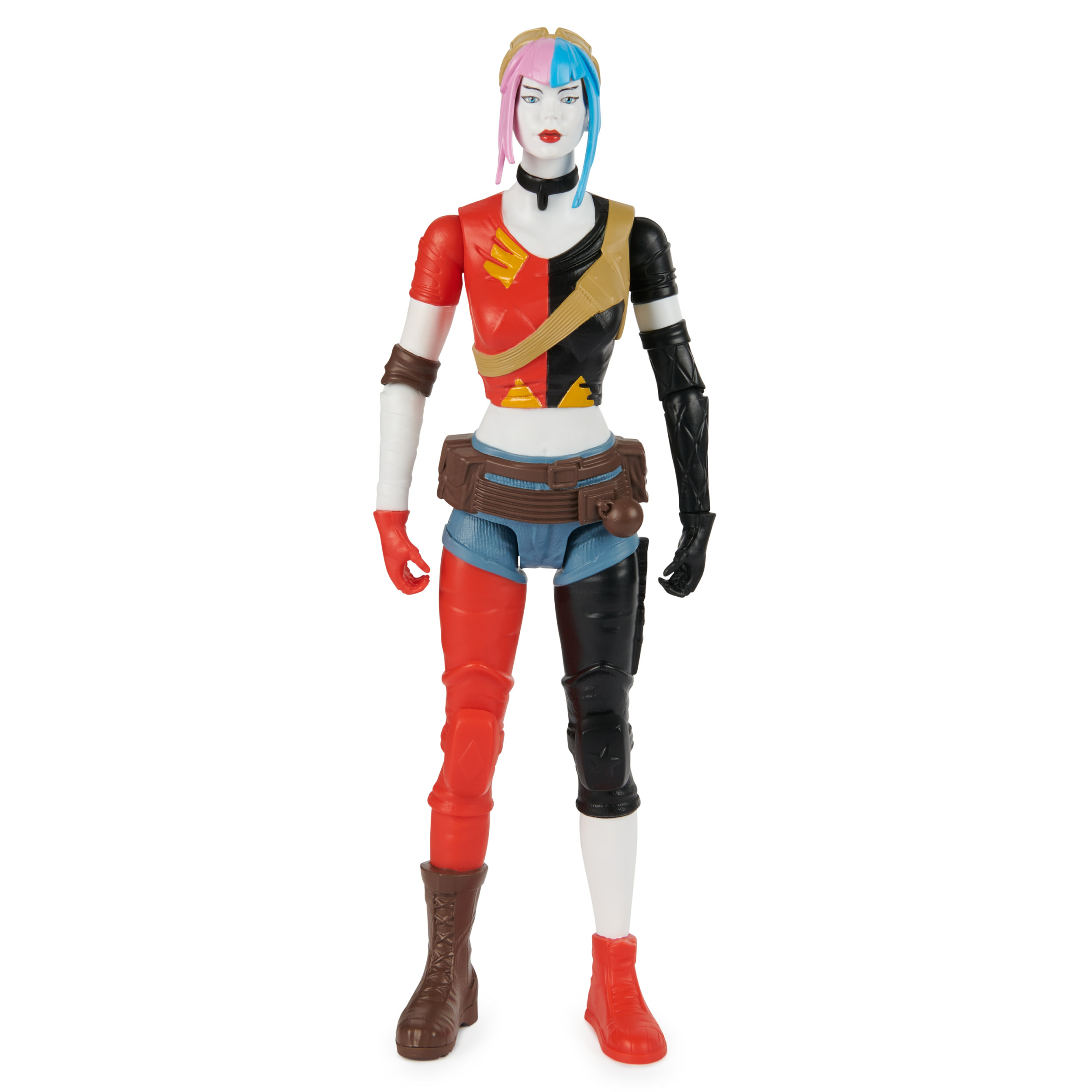 Figurka Harley Quinn stoi. Ma podzielony kolorystycznie design w kolorze czerwonym, czarnym i białym na ubraniach i skórze, z różowymi i niebieskimi włosami.