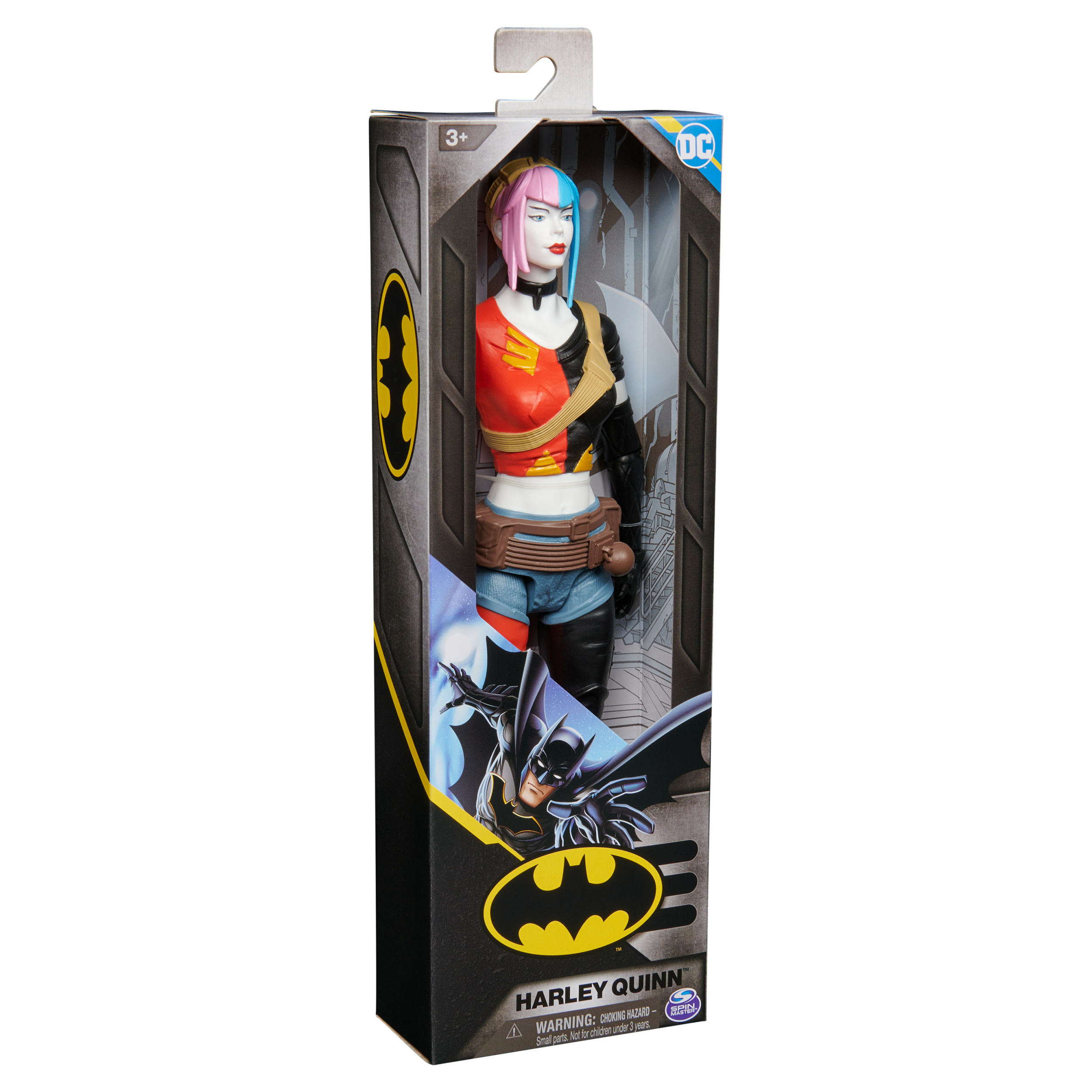Lalka Harley Quinn w pudełku. Ma dwukolorowe włosy i nosi czerwono-czarny strój. Logo Batmana na pudełku.