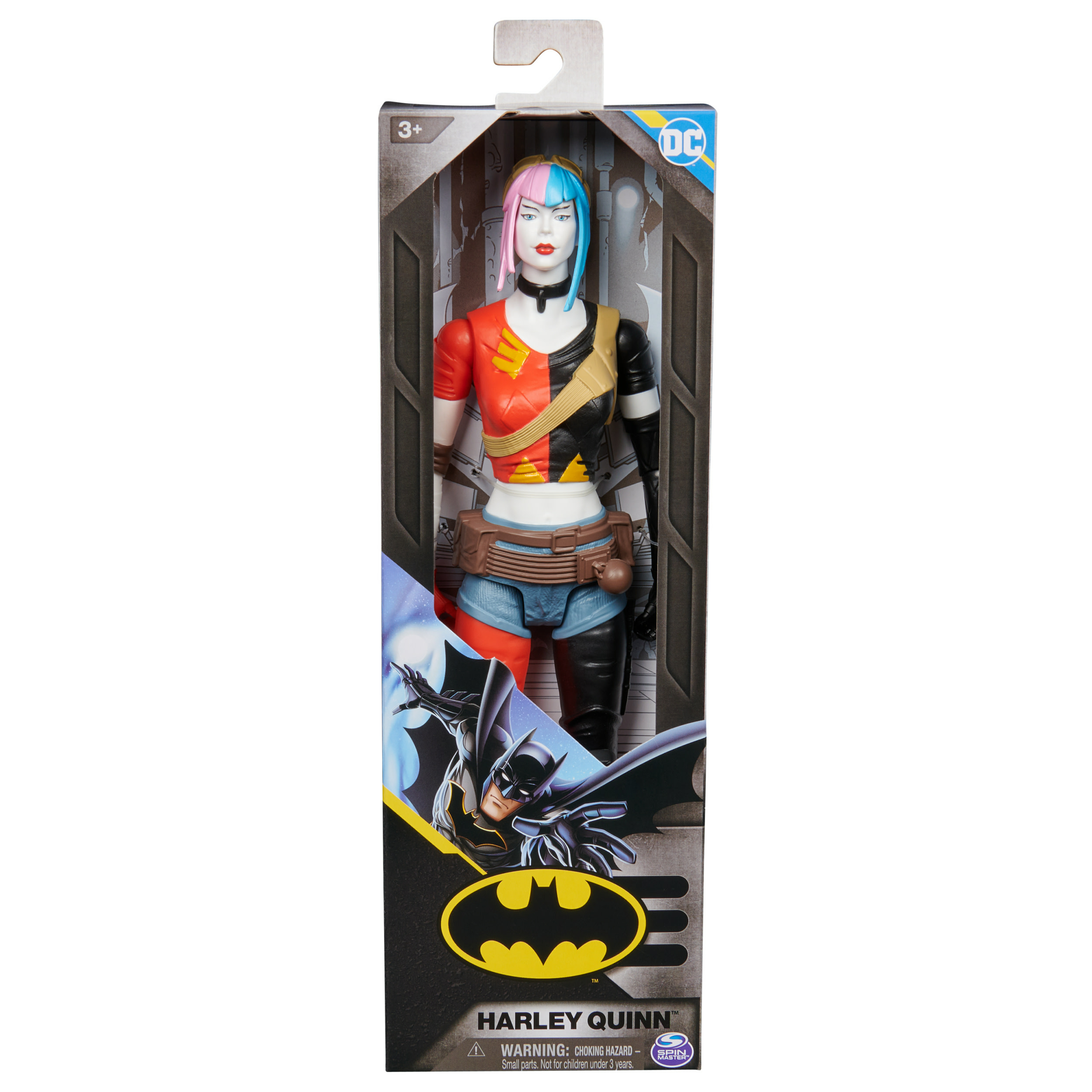 Figurka Harley Quinn w pudełku. Figurka ma różowo-niebieskie włosy, czerwoną/czarną górę, dżinsowe szorty i czarne buty. Pudełko ma logo Batmana.
